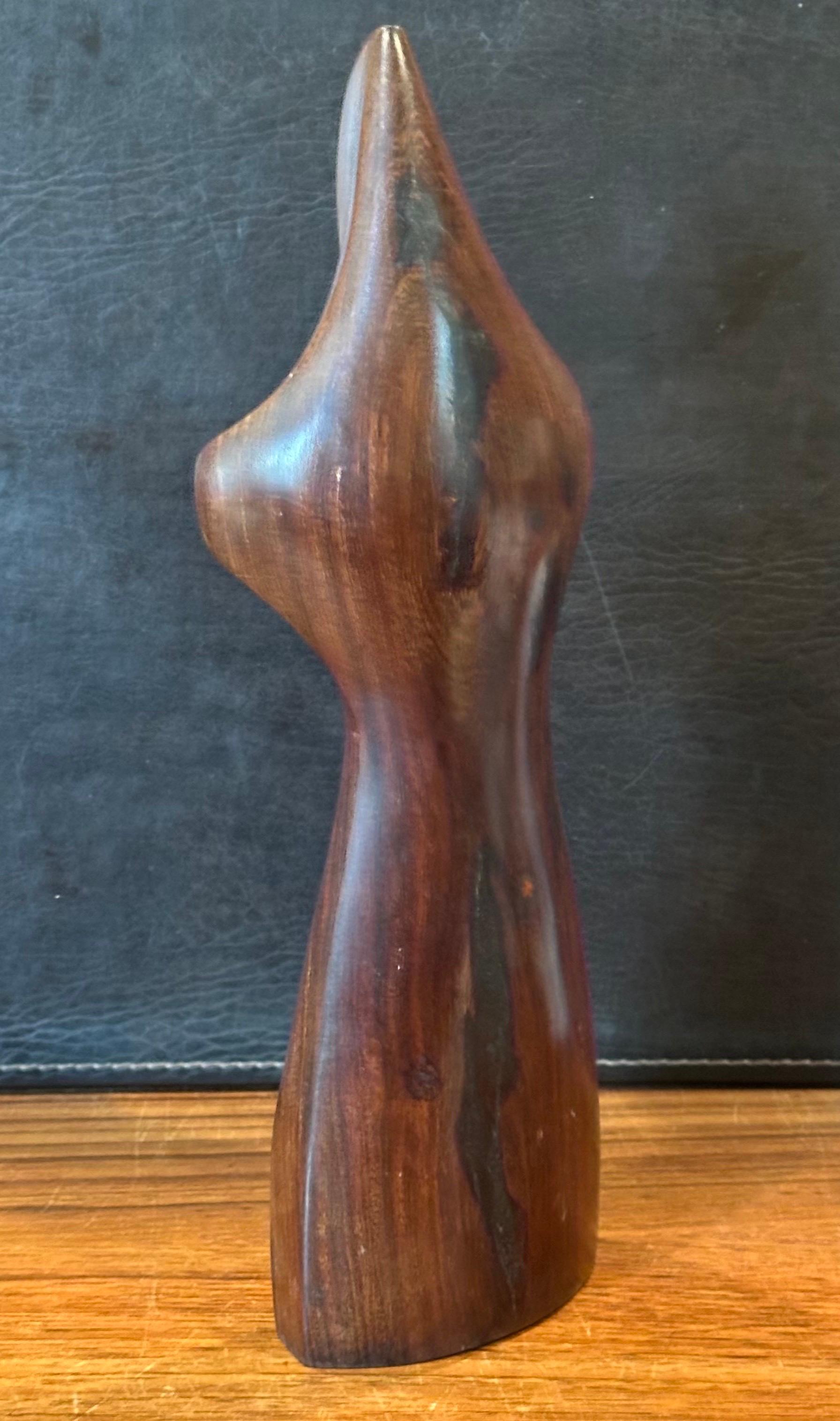 Sculpture moderniste en bois dur, sculptée à la main, représentant une femme en vente 1