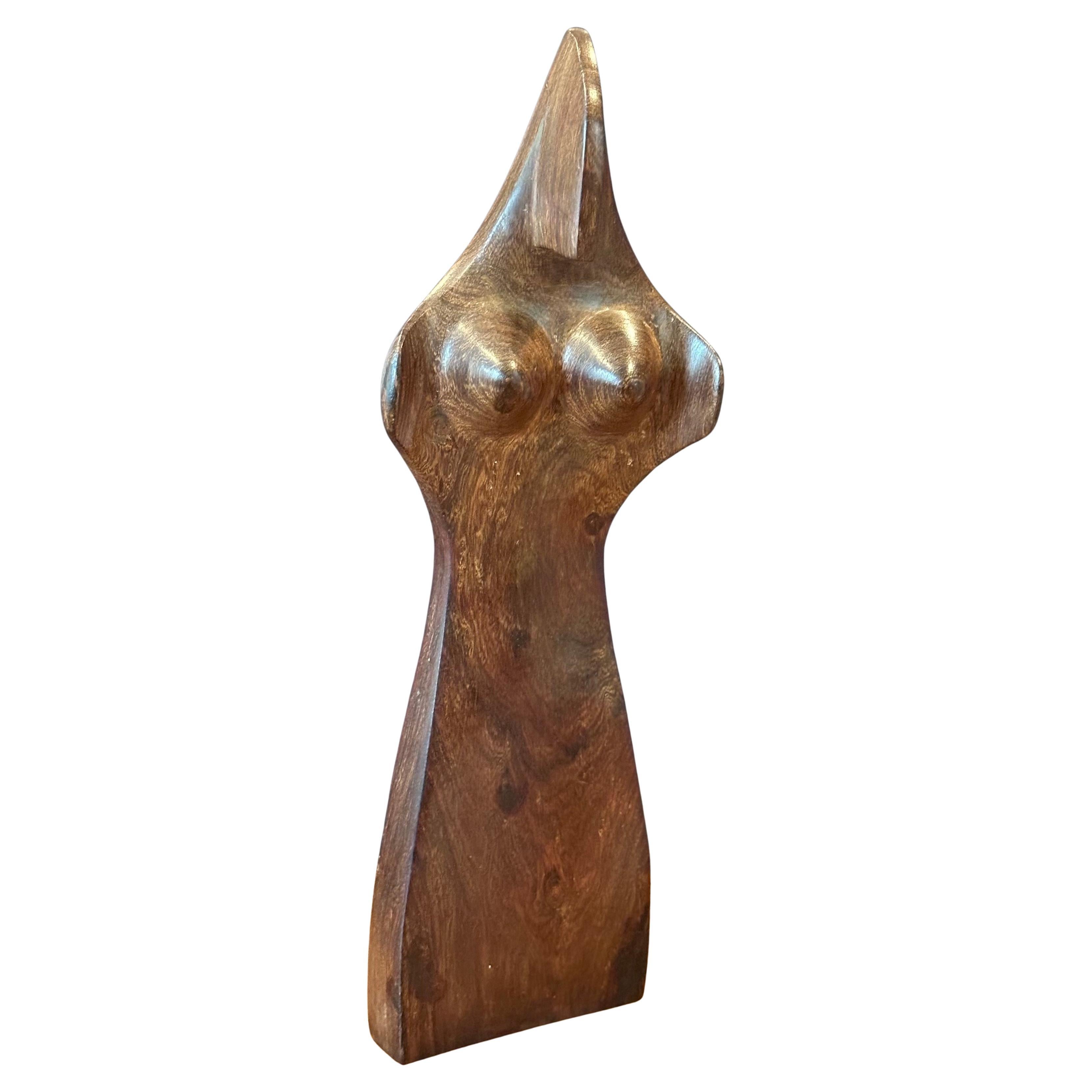 Scultura modernista in legno duro intagliato a mano raffigurante una donna