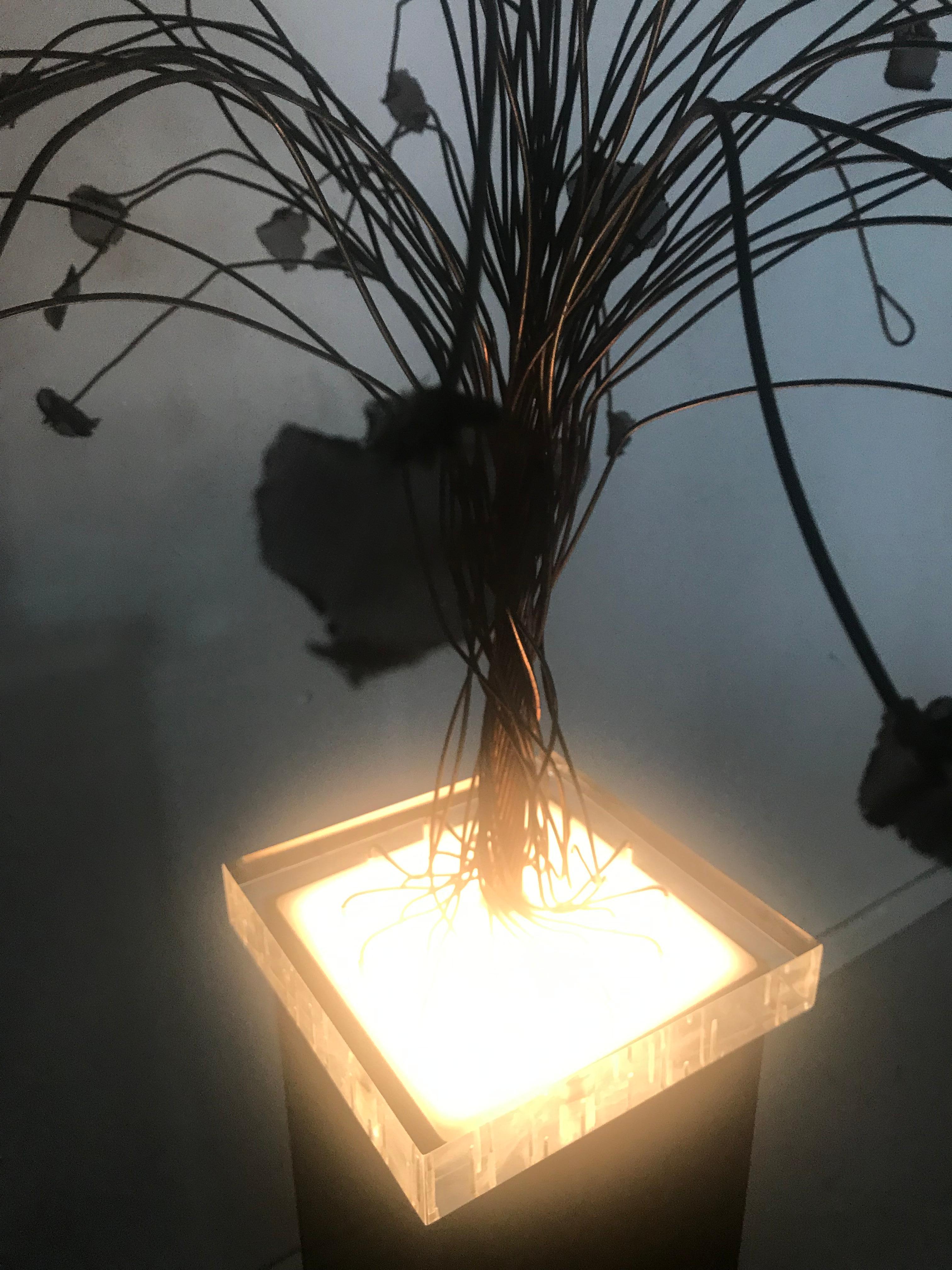 Milieu du XXe siècle Sculpture d'arbre moderniste en fil de cuivre et base en lucite à « Lite-Up », fabriquée à la main en vente