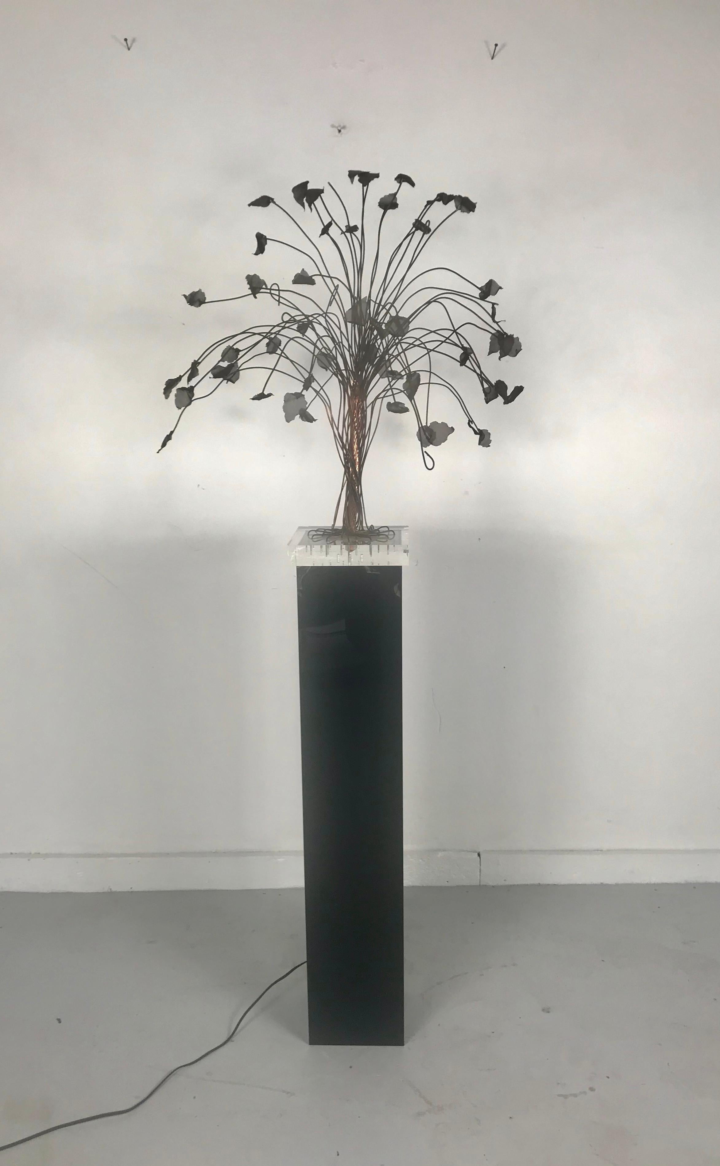 Cuivre Sculpture d'arbre moderniste en fil de cuivre et base en lucite à « Lite-Up », fabriquée à la main en vente