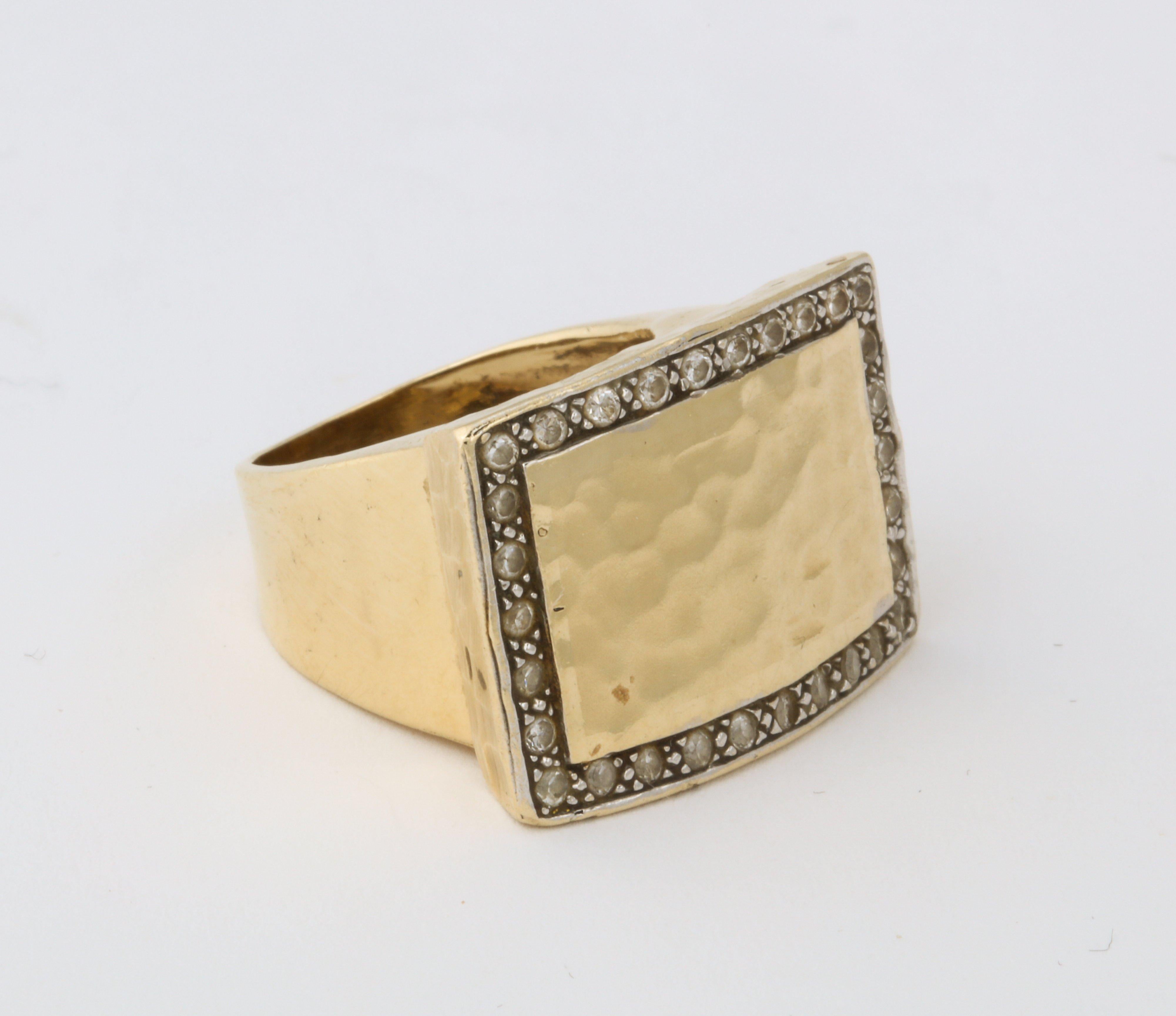 Modernistischer handgehämmerter Ring aus 18 Karat Gold und Diamanten (Brillantschliff) im Angebot