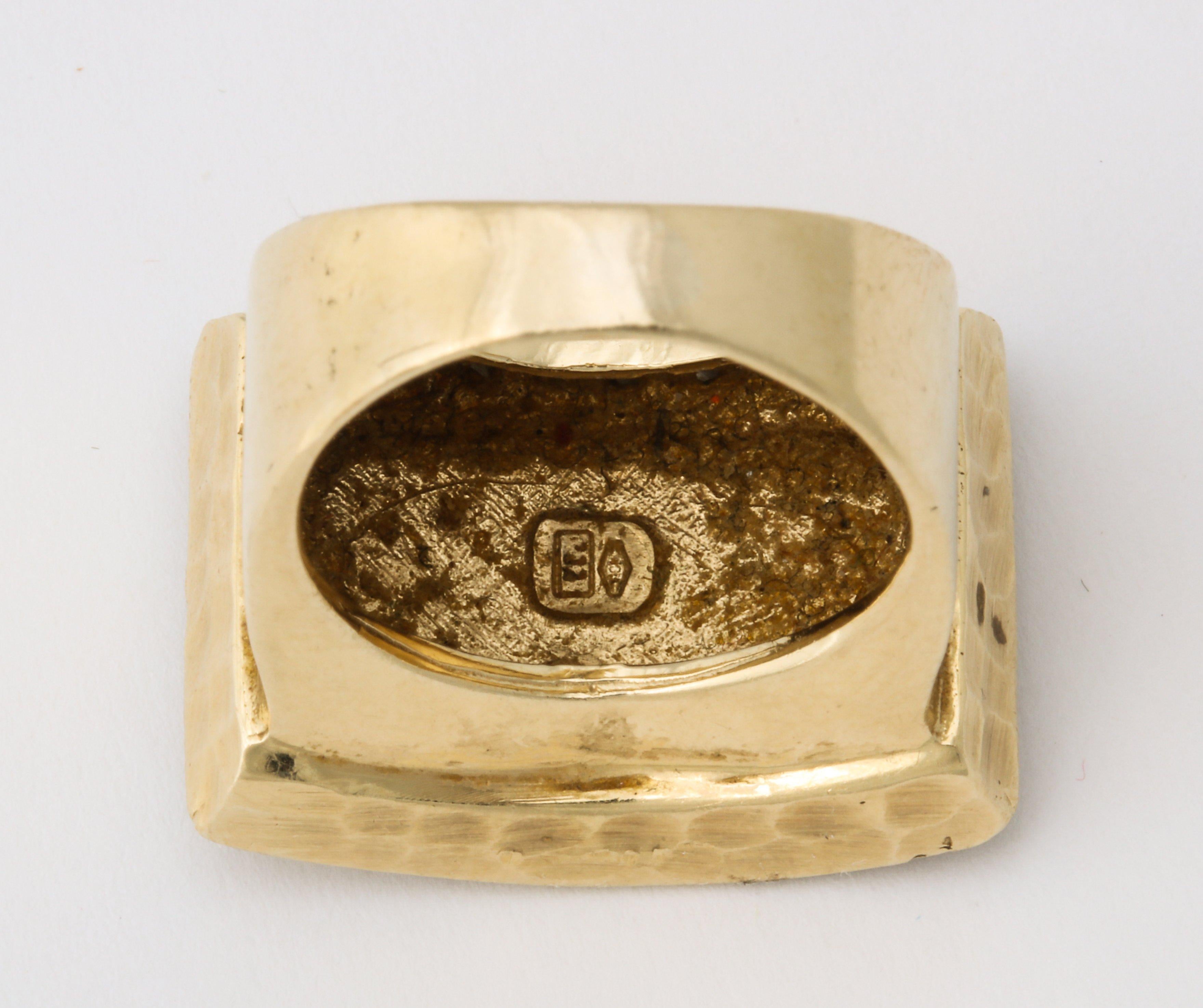 Modernistischer handgehämmerter Ring aus 18 Karat Gold und Diamanten für Damen oder Herren im Angebot
