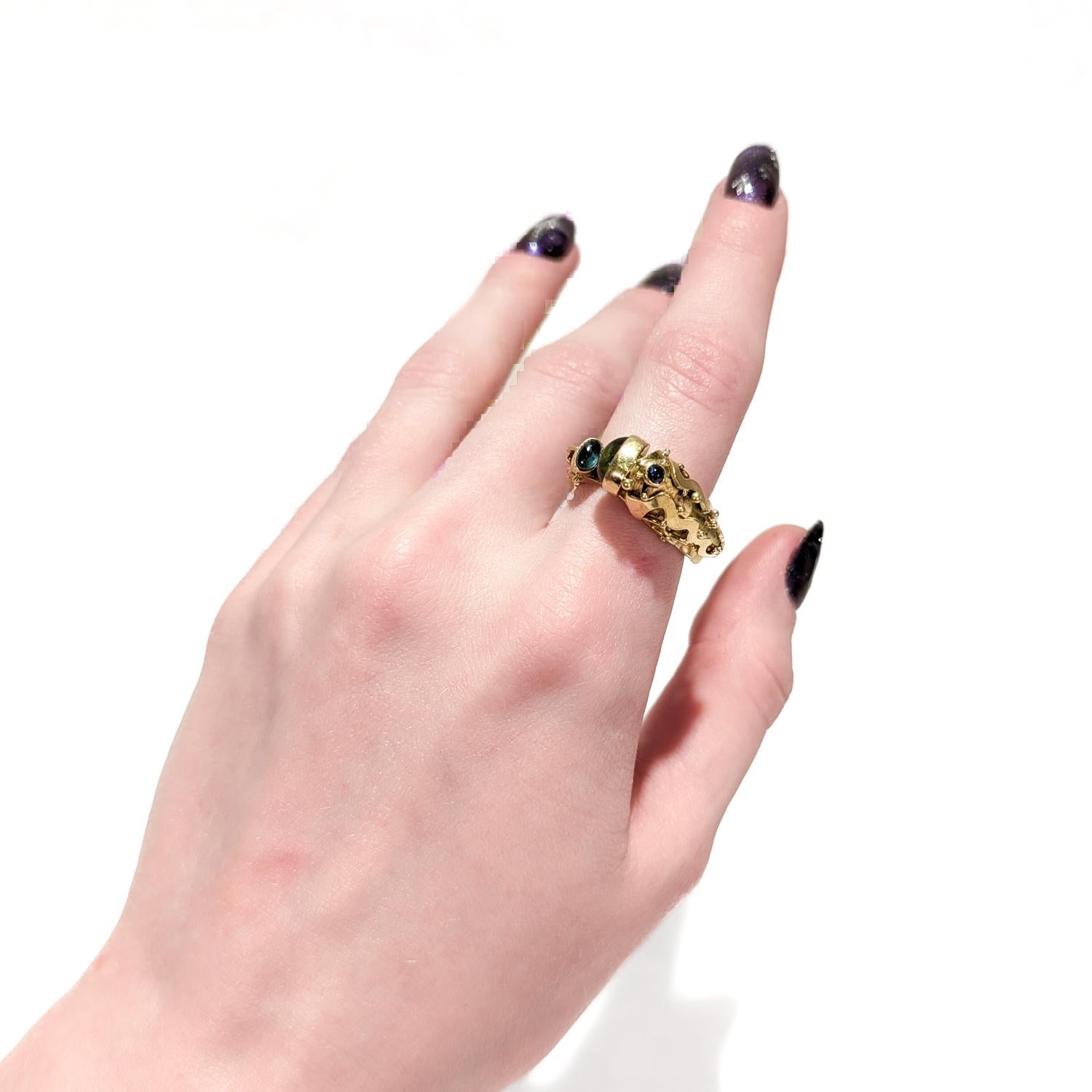 Bague moderniste en or 18K et serti de pierres précieuses Cicada / Insecte figuratif, faite à la main en vente 7