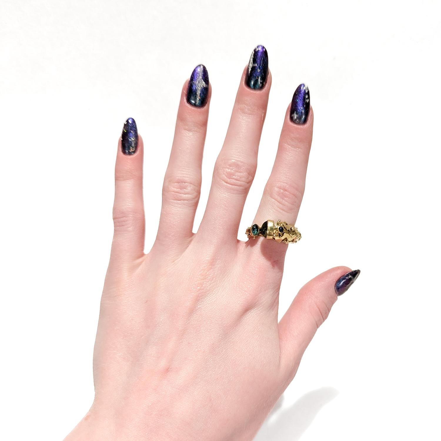 Bague moderniste en or 18K et serti de pierres précieuses Cicada / Insecte figuratif, faite à la main en vente 8