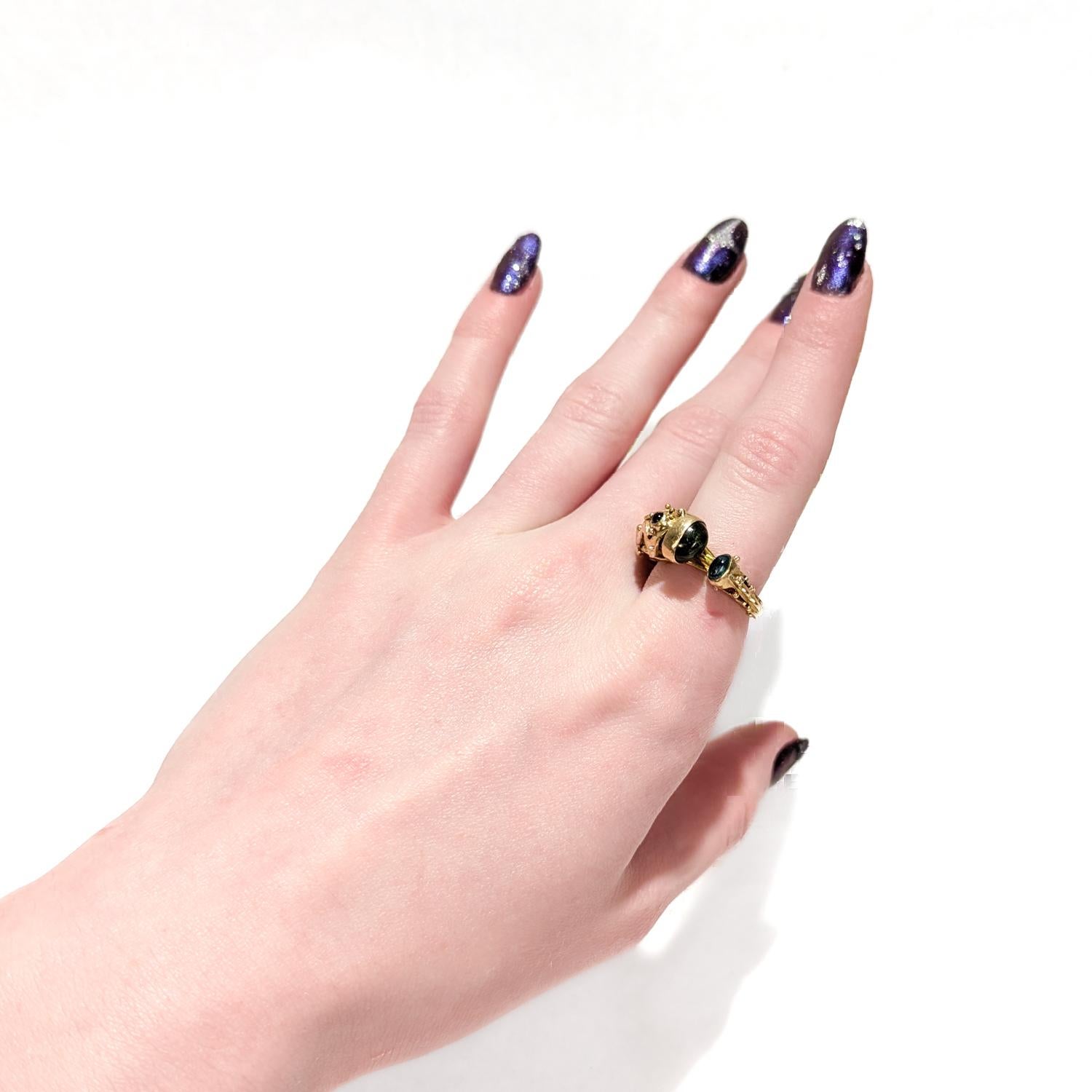 Moderniste Bague moderniste en or 18K et serti de pierres précieuses Cicada / Insecte figuratif, faite à la main en vente
