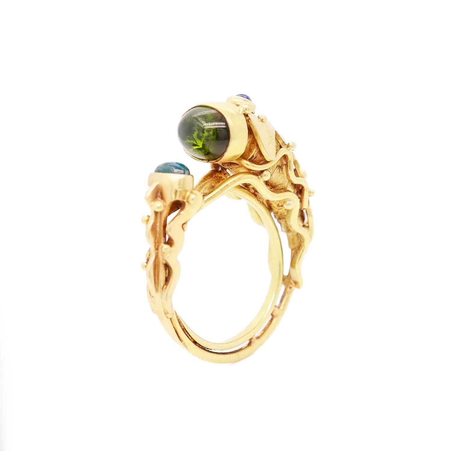 Taille cabochon Bague moderniste en or 18K et serti de pierres précieuses Cicada / Insecte figuratif, faite à la main en vente