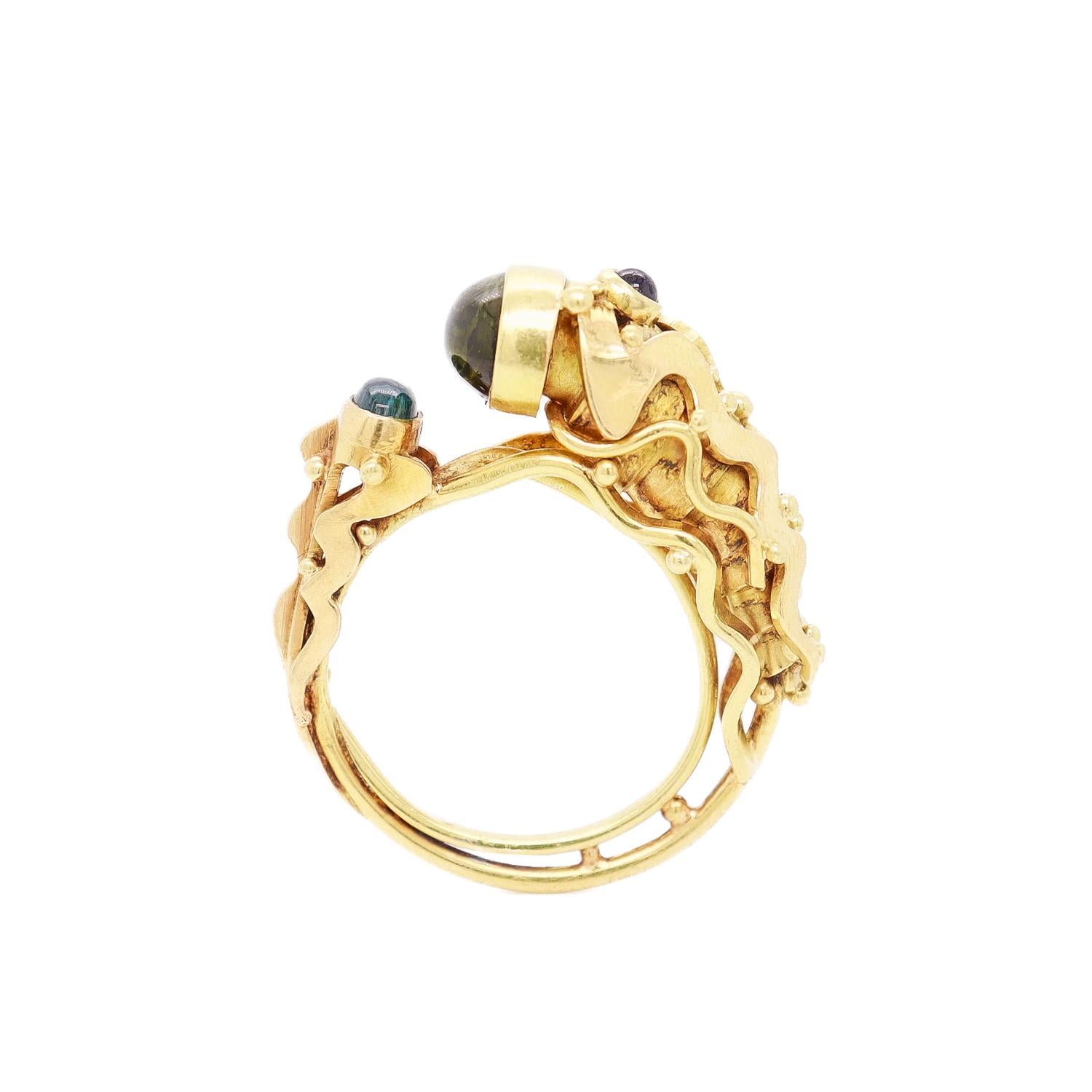 Bague moderniste en or 18K et serti de pierres précieuses Cicada / Insecte figuratif, faite à la main Bon état - En vente à Philadelphia, PA