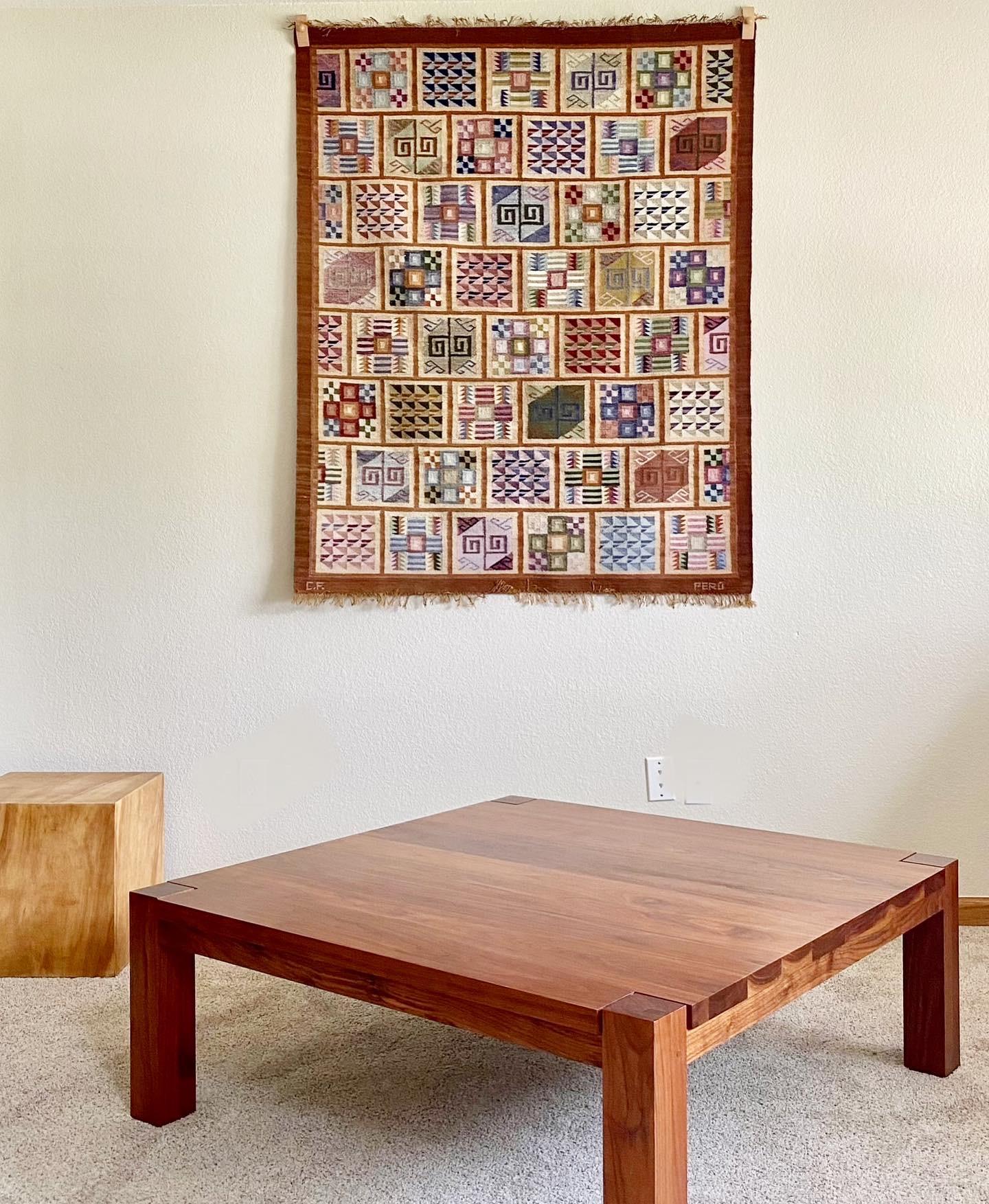Mid-Century moderno Arazzo di lana modernista tessuto a mano e firmato dall'artista (Perù) in vendita