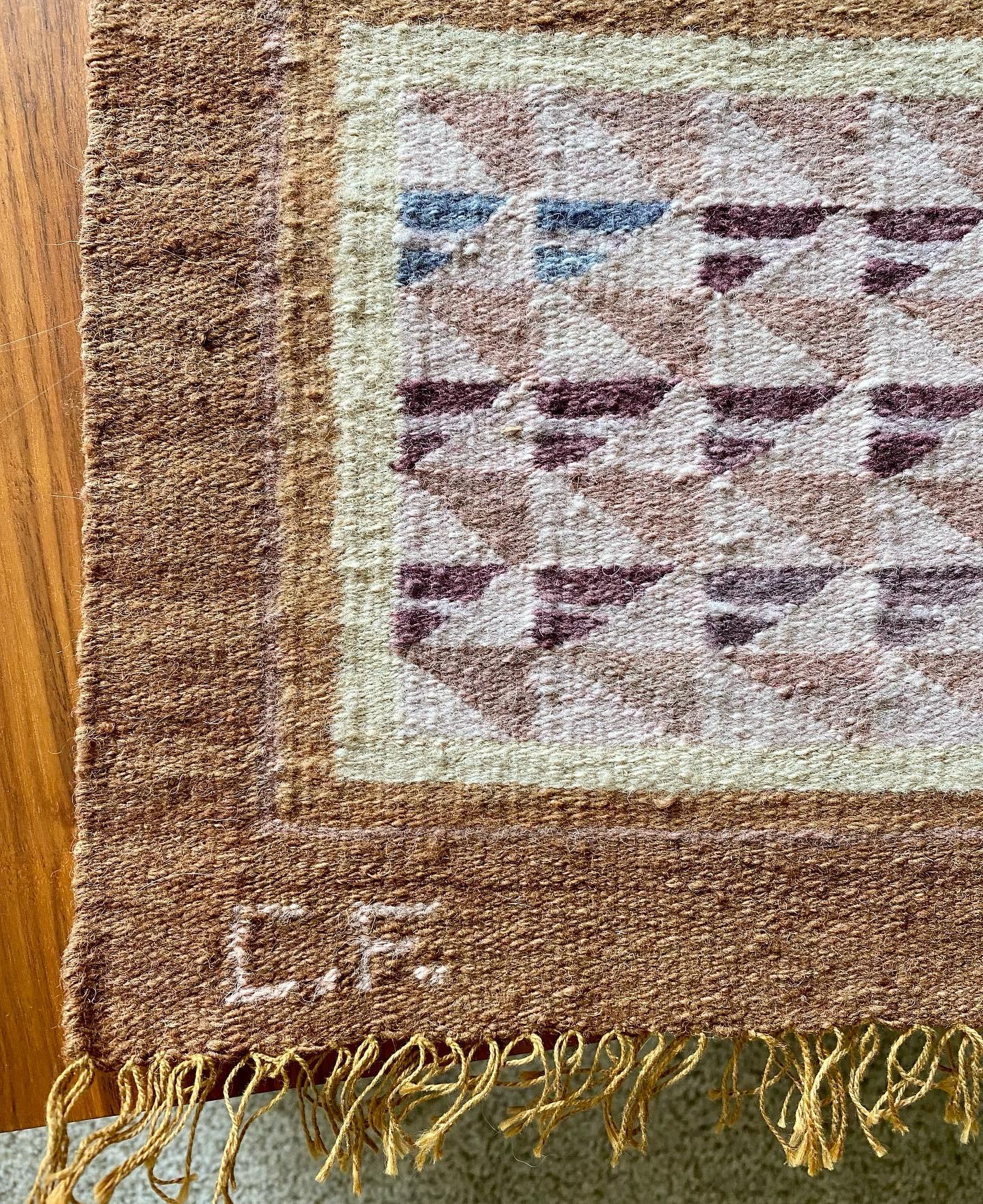 Tessuto a mano Arazzo di lana modernista tessuto a mano e firmato dall'artista (Perù) in vendita