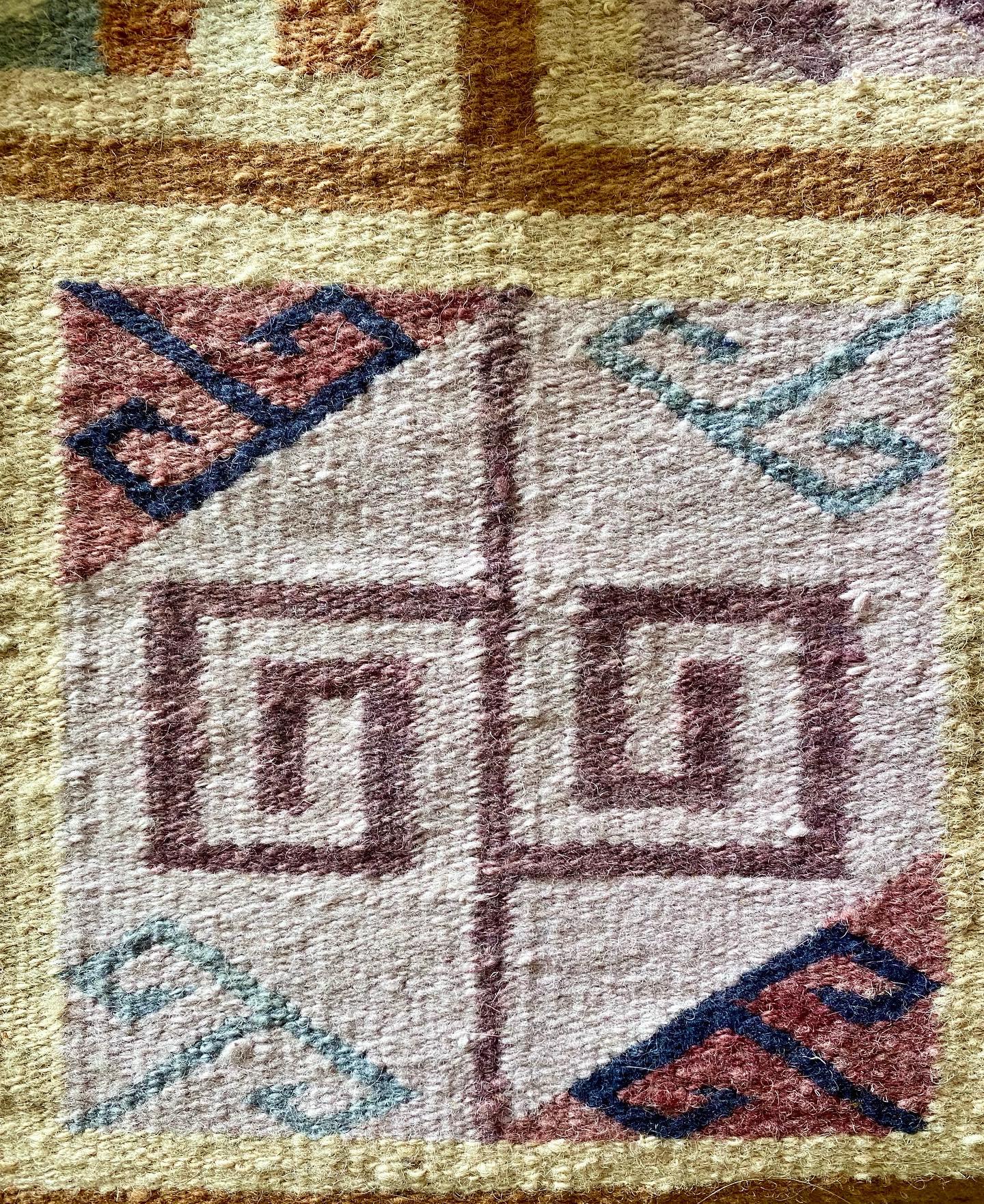 Lana Arazzo di lana modernista tessuto a mano e firmato dall'artista (Perù) in vendita