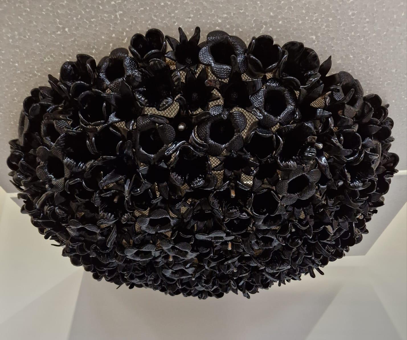 Ce lustre moderne à fleurs en verre de Murano soufflé à la main et de couleur noire respire l'opulence et la sophistication, mêlant la riche tradition de l'artisanat vénitien à l'élégance contemporaine. Fabriqué à la main sur l'île historique de