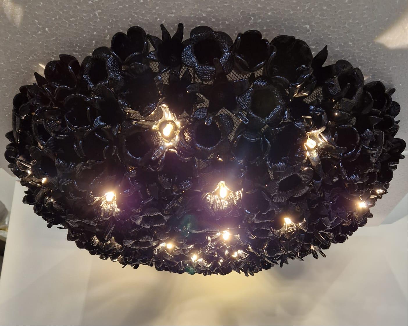 Lustre moderne en forme de rose noire soufflée à la main à Murano Excellent état - En vente à West Hollywood, CA