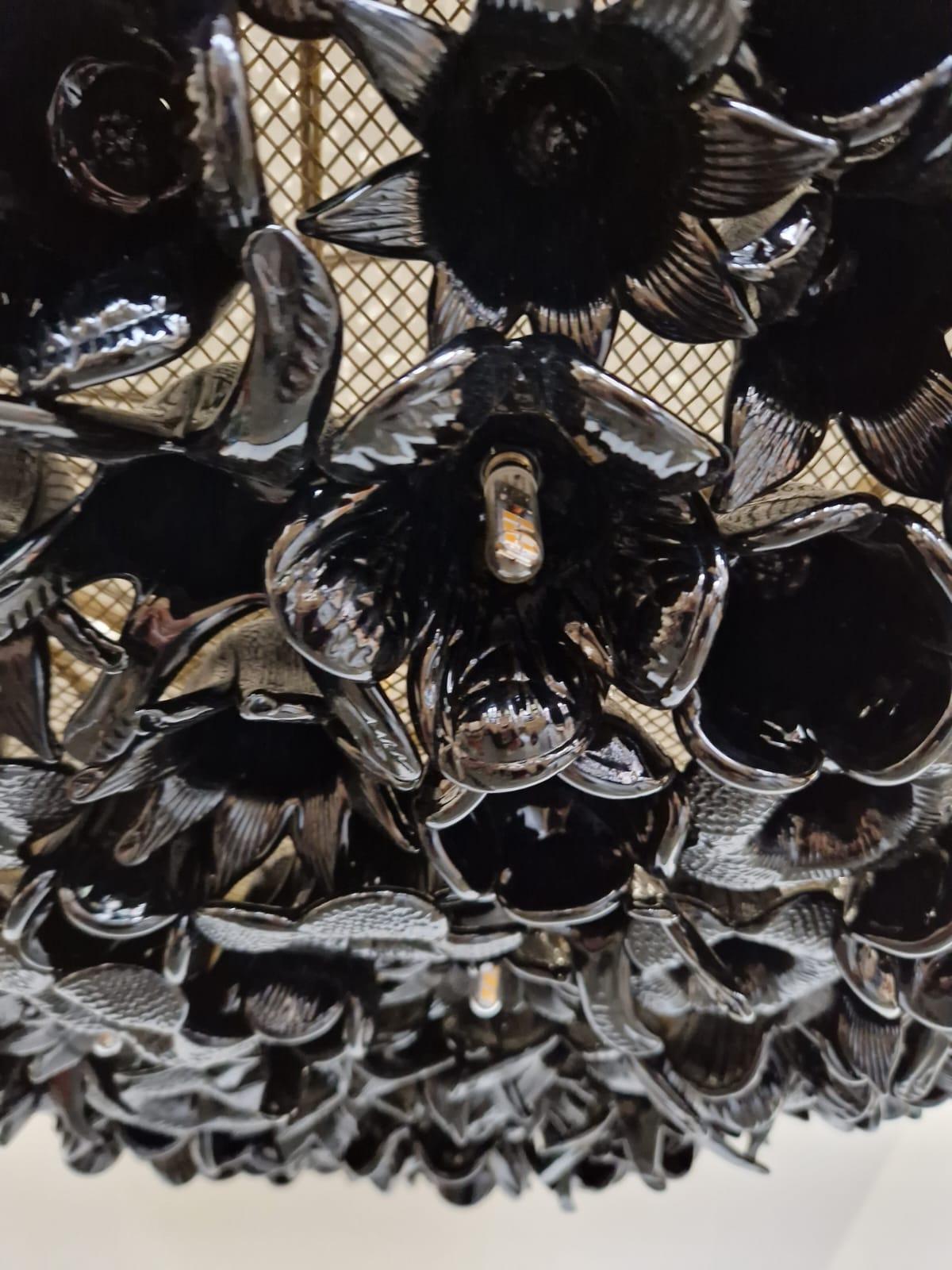 XXIe siècle et contemporain Lustre moderne en forme de rose noire soufflée à la main à Murano en vente