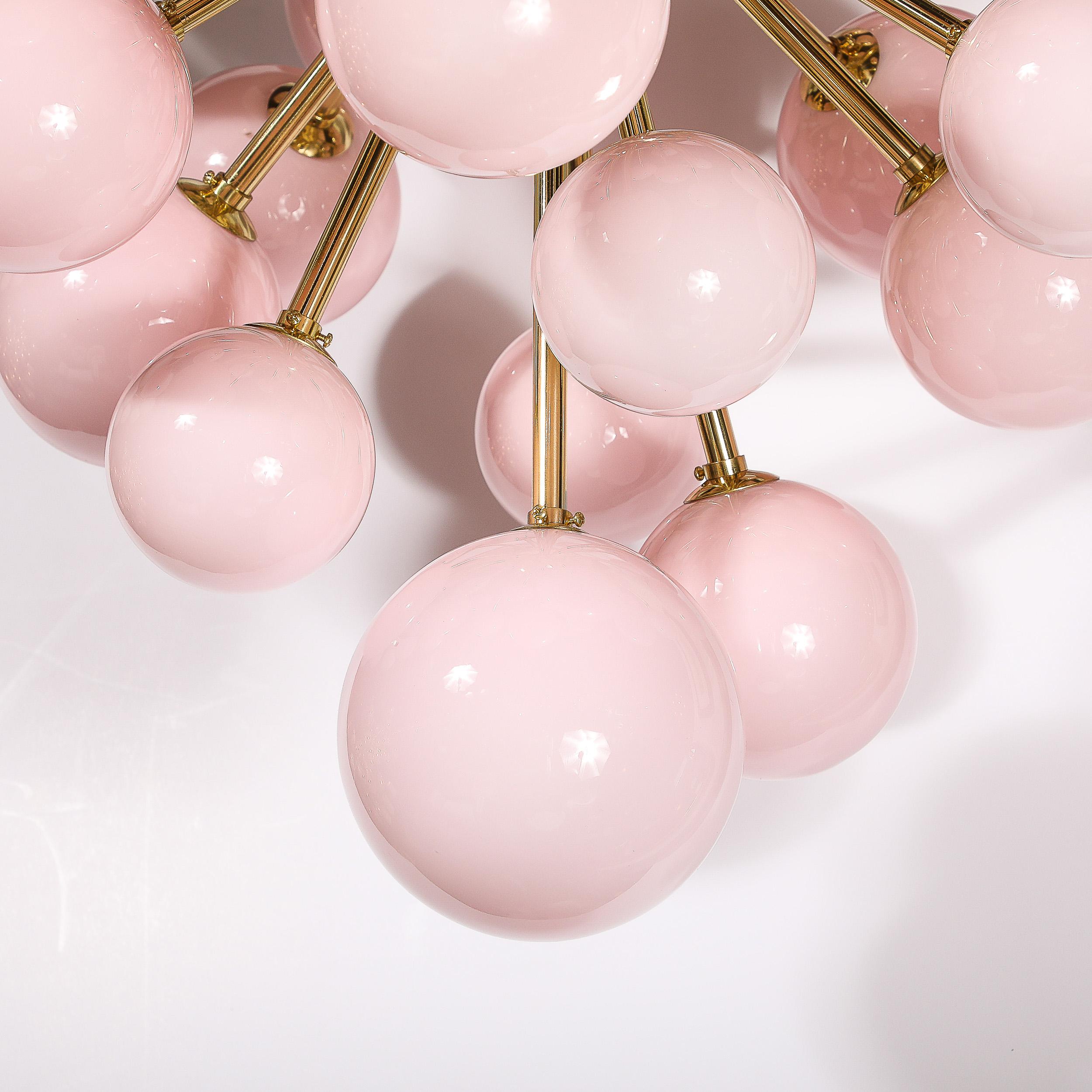 Moderno Lampadario modernista di Murano soffiato a mano in vetro rosa smerigliato e ottone Sputnik in vendita