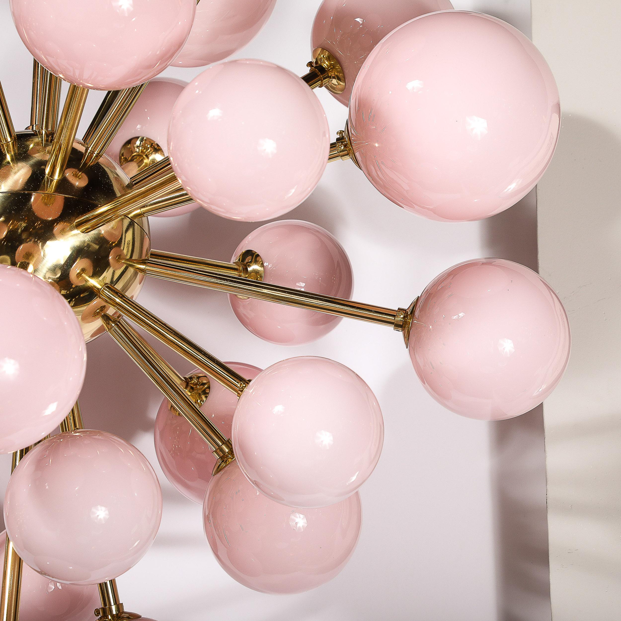 Italiano Lampadario modernista di Murano soffiato a mano in vetro rosa smerigliato e ottone Sputnik in vendita