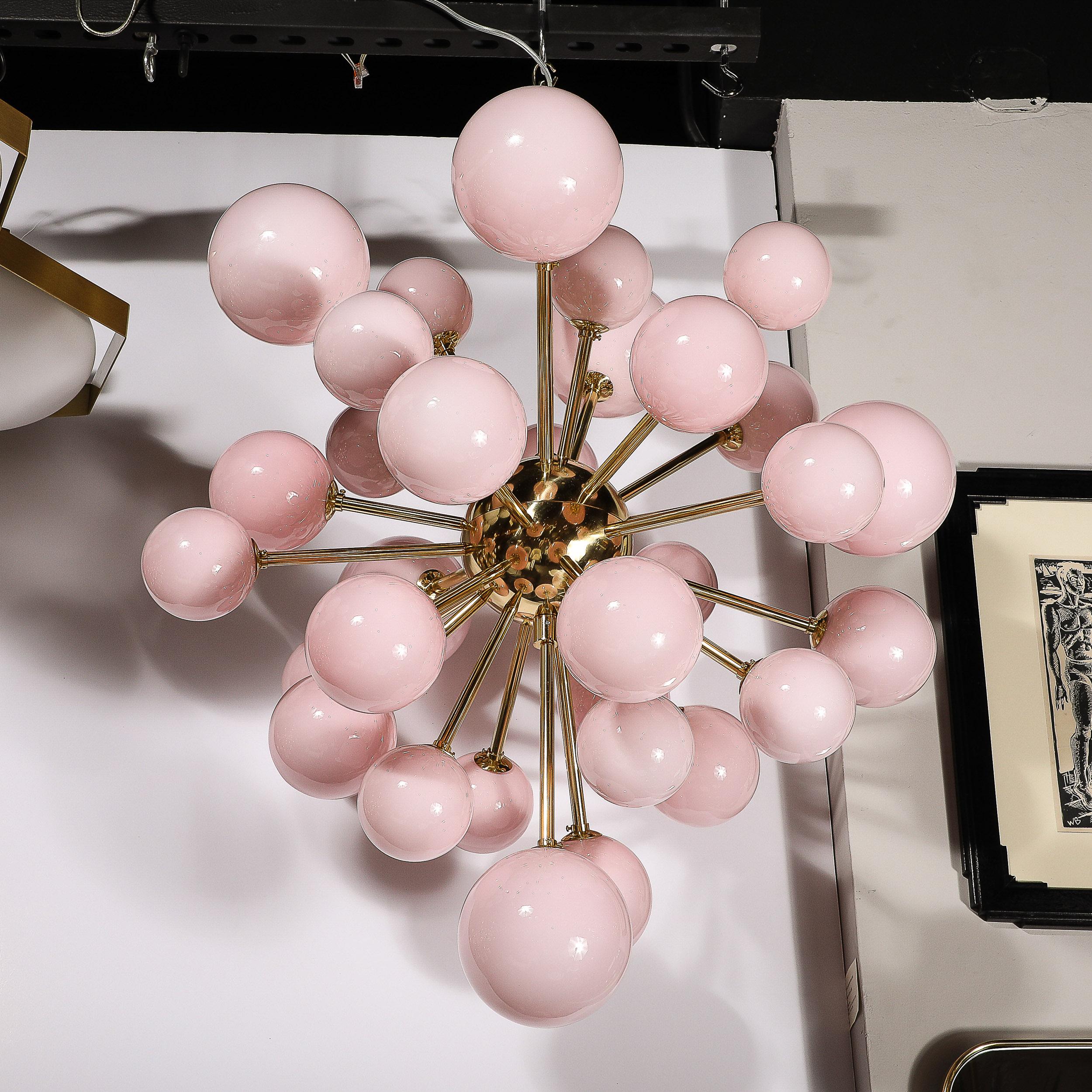 XXI secolo e contemporaneo Lampadario modernista di Murano soffiato a mano in vetro rosa smerigliato e ottone Sputnik in vendita