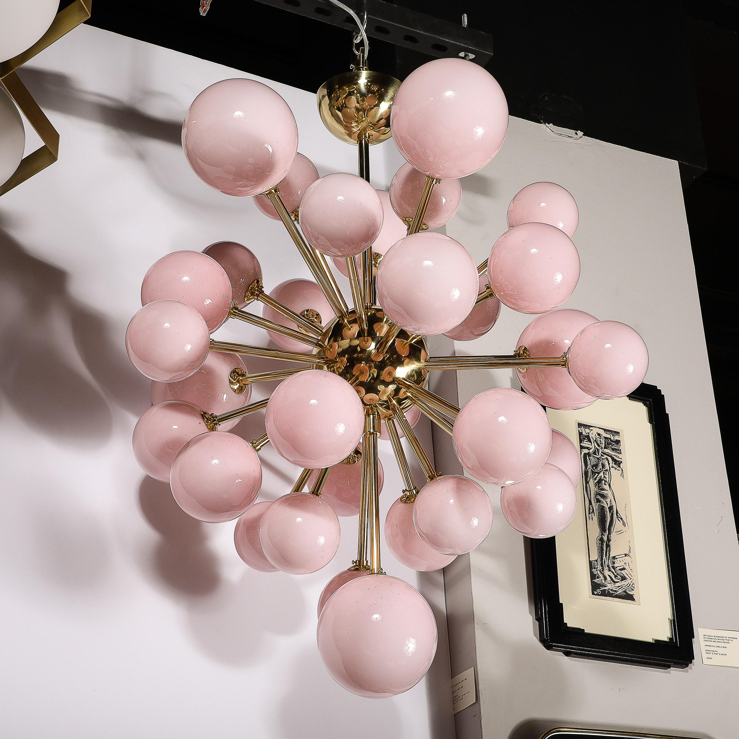 Ottone Lampadario modernista di Murano soffiato a mano in vetro rosa smerigliato e ottone Sputnik in vendita