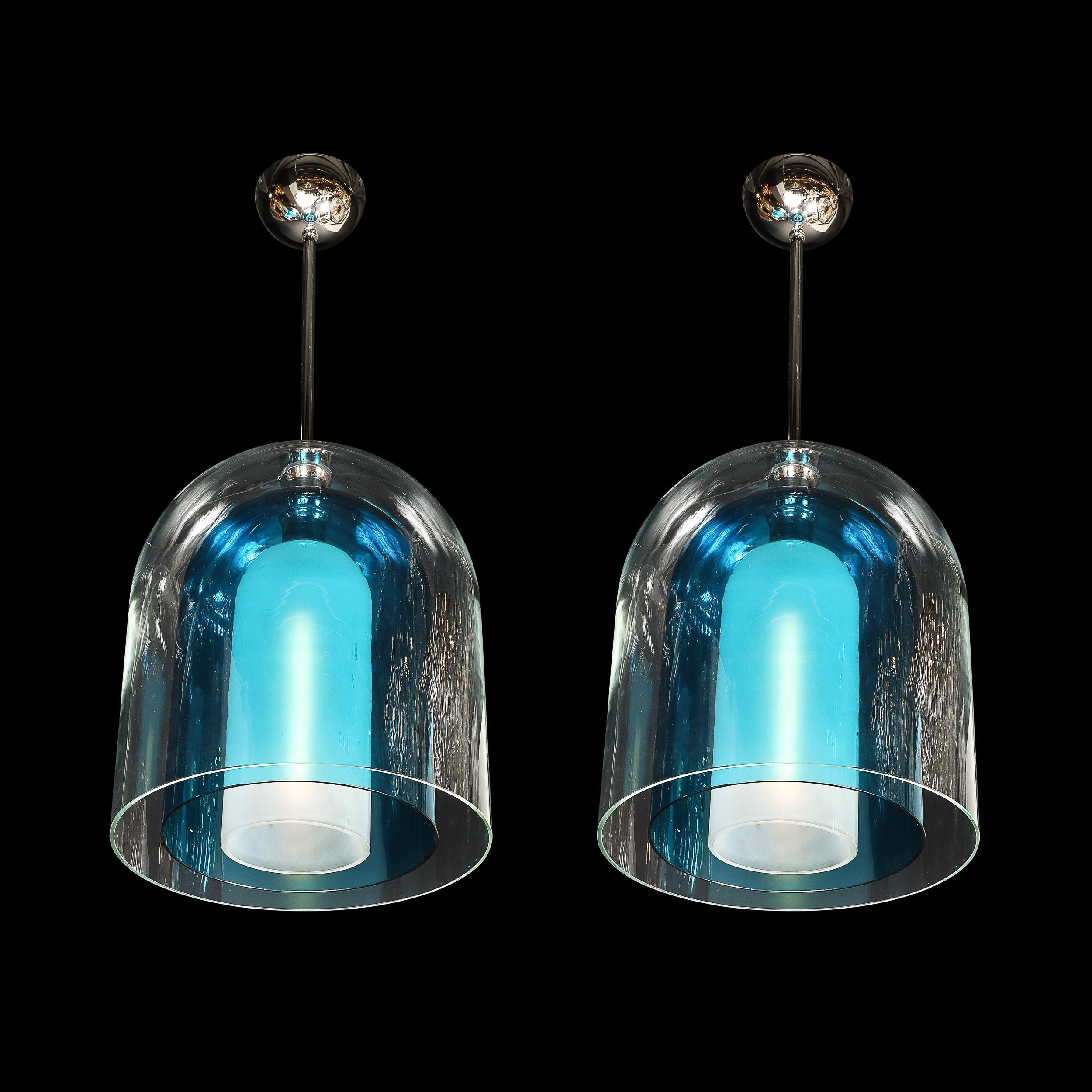 Questi straordinari lampadari modernisti mettono in mostra l'arte del vetro di Murano soffiato a mano in un design a cupola a tre livelli dalla scala brillante. Ogni pezzo presenta tre elementi di vetro distinti: una tonalità interna di vetro