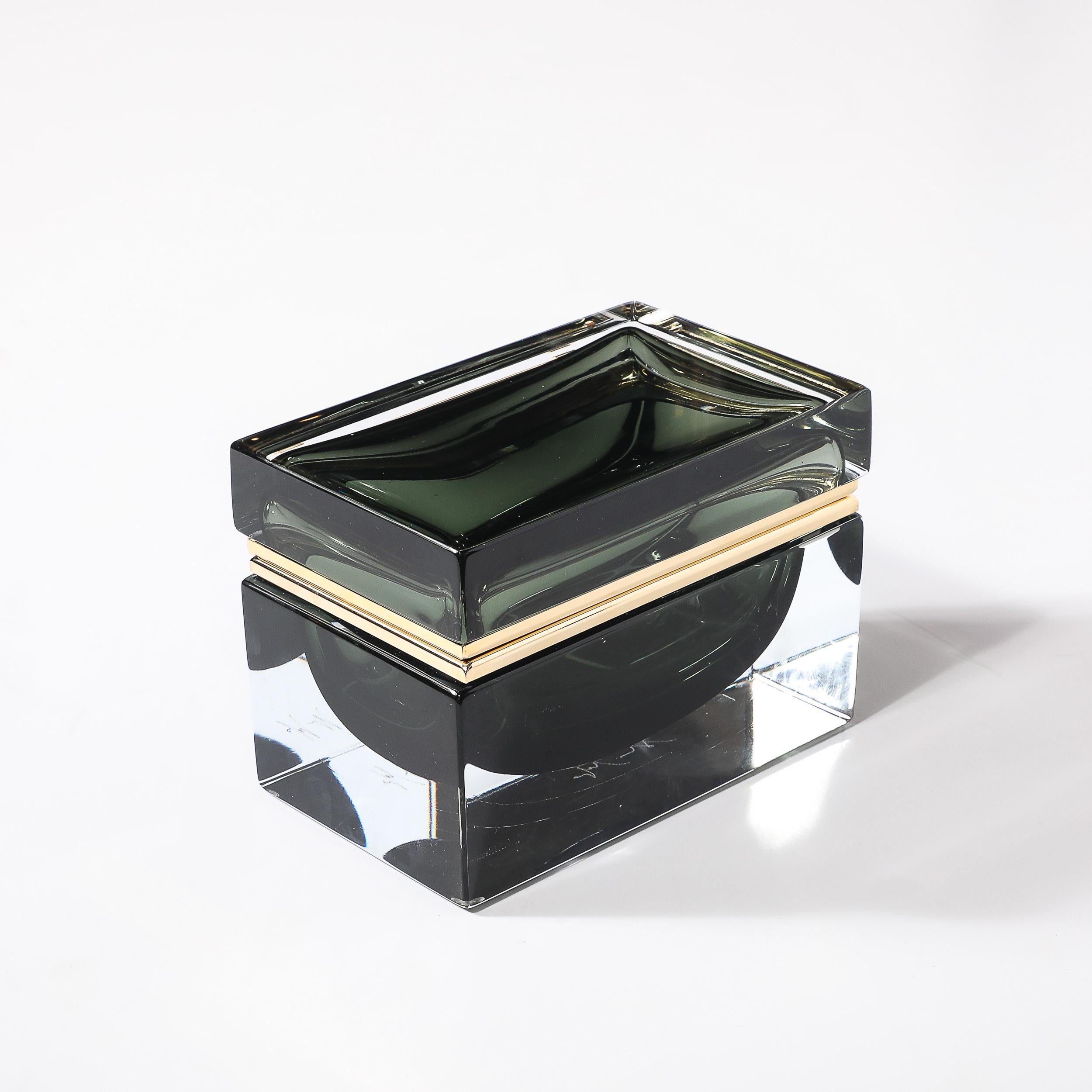 Scatola modernista in vetro di Murano soffiato a mano in Oliver  Verde con raccordi in ottone lucido in vendita 3
