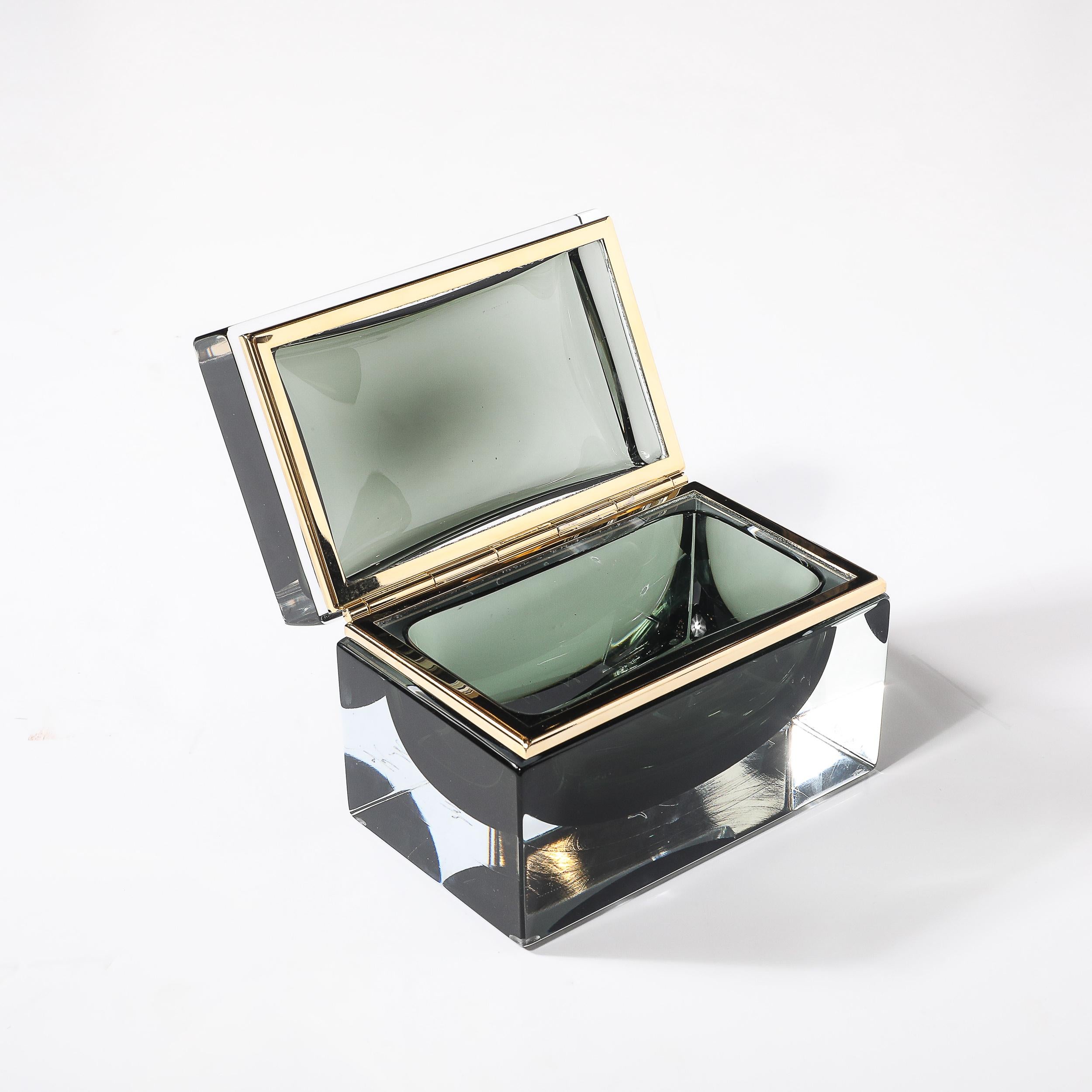 Scatola modernista in vetro di Murano soffiato a mano in Oliver  Verde con raccordi in ottone lucido in vendita 4
