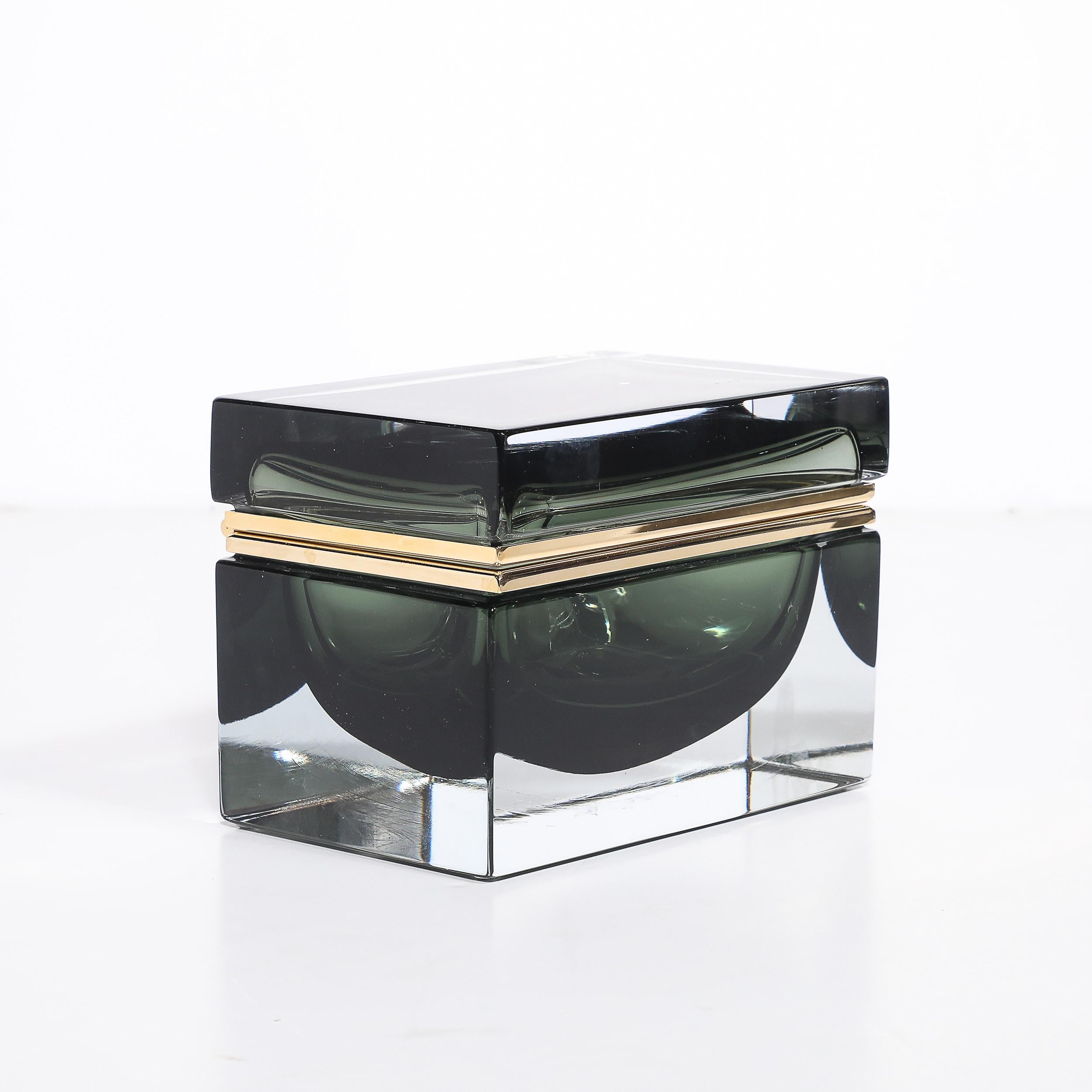 Questa scatola modernista in vetro di Murano soffiato a mano in un lussuoso colore oliva...  Il verde trasuda artigianalità ed eleganza contemporanea. Progettato e realizzato in Italia nel XXI secolo, questo pezzo unisce l'arte senza tempo del vetro