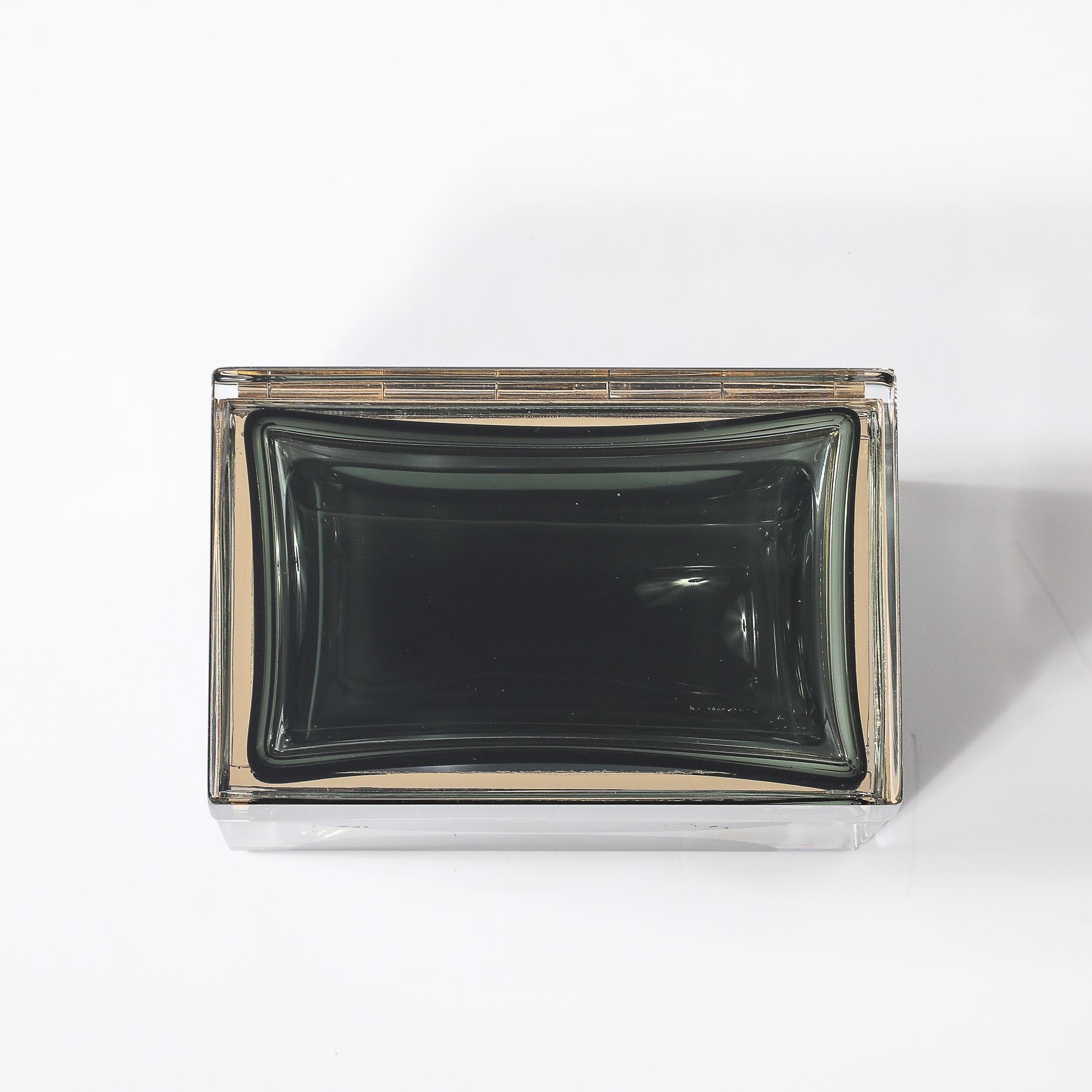 Italiano Scatola modernista in vetro di Murano soffiato a mano in Oliver  Verde con raccordi in ottone lucido in vendita