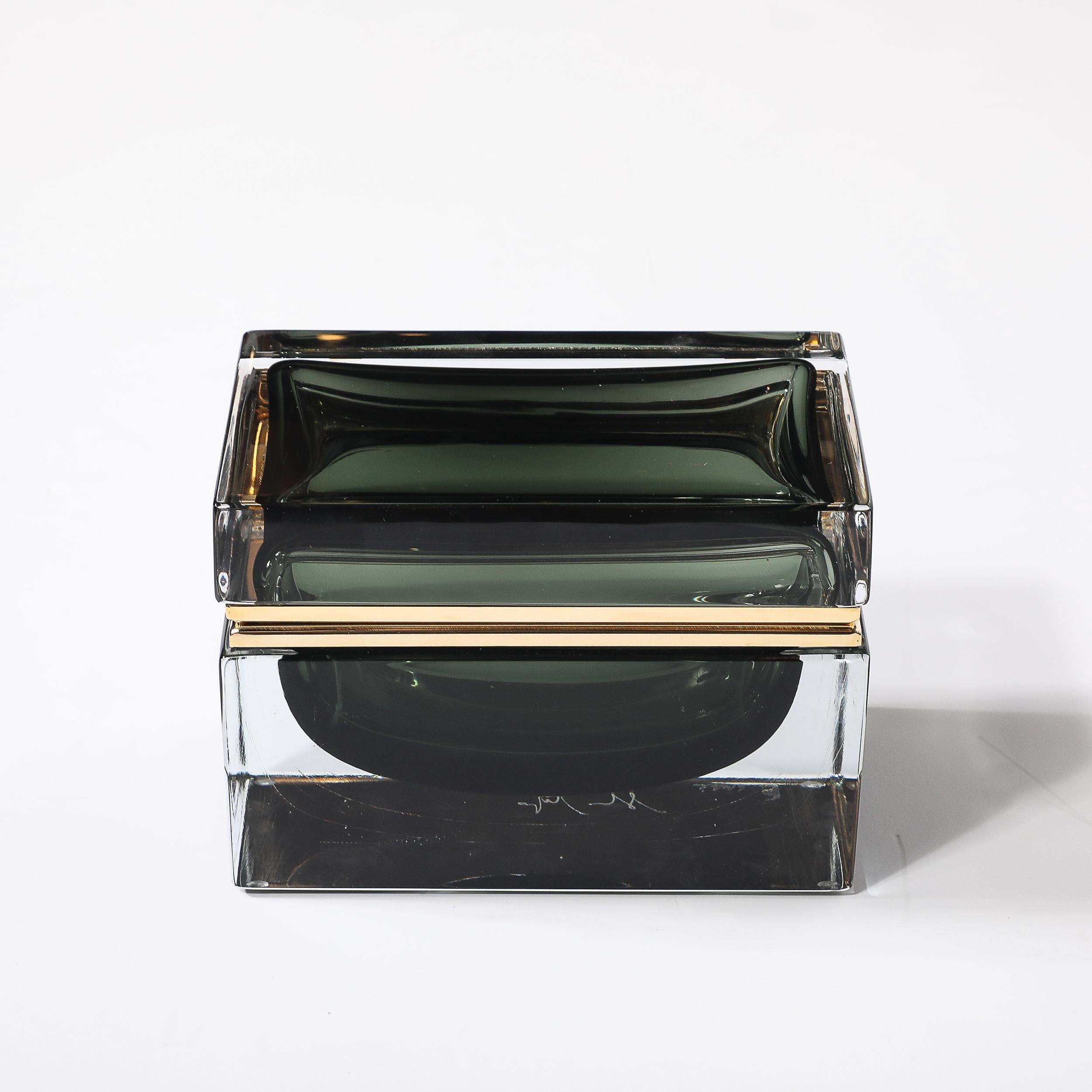 Scatola modernista in vetro di Murano soffiato a mano in Oliver  Verde con raccordi in ottone lucido In condizioni Nuovo in vendita a New York, NY