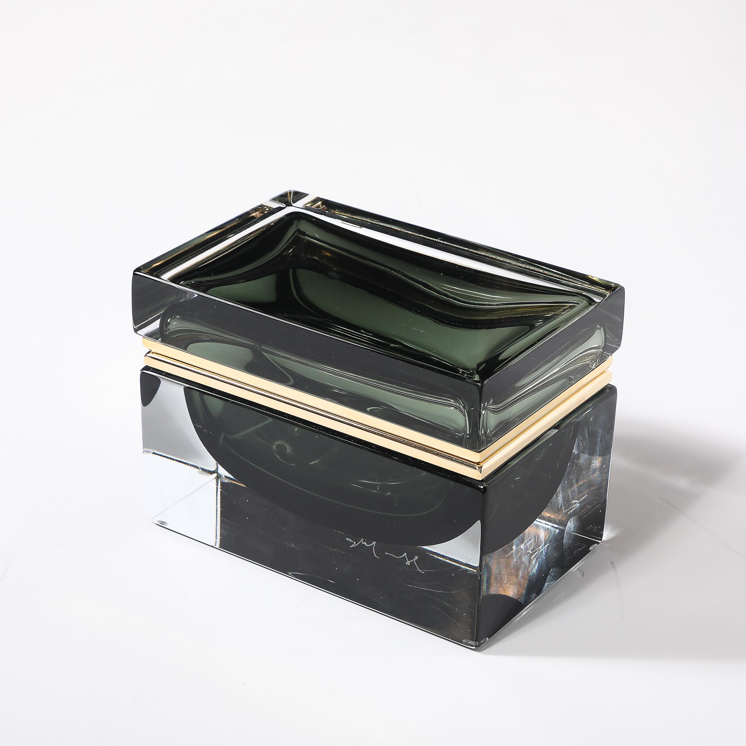 XXI secolo e contemporaneo Scatola modernista in vetro di Murano soffiato a mano in Oliver  Verde con raccordi in ottone lucido in vendita