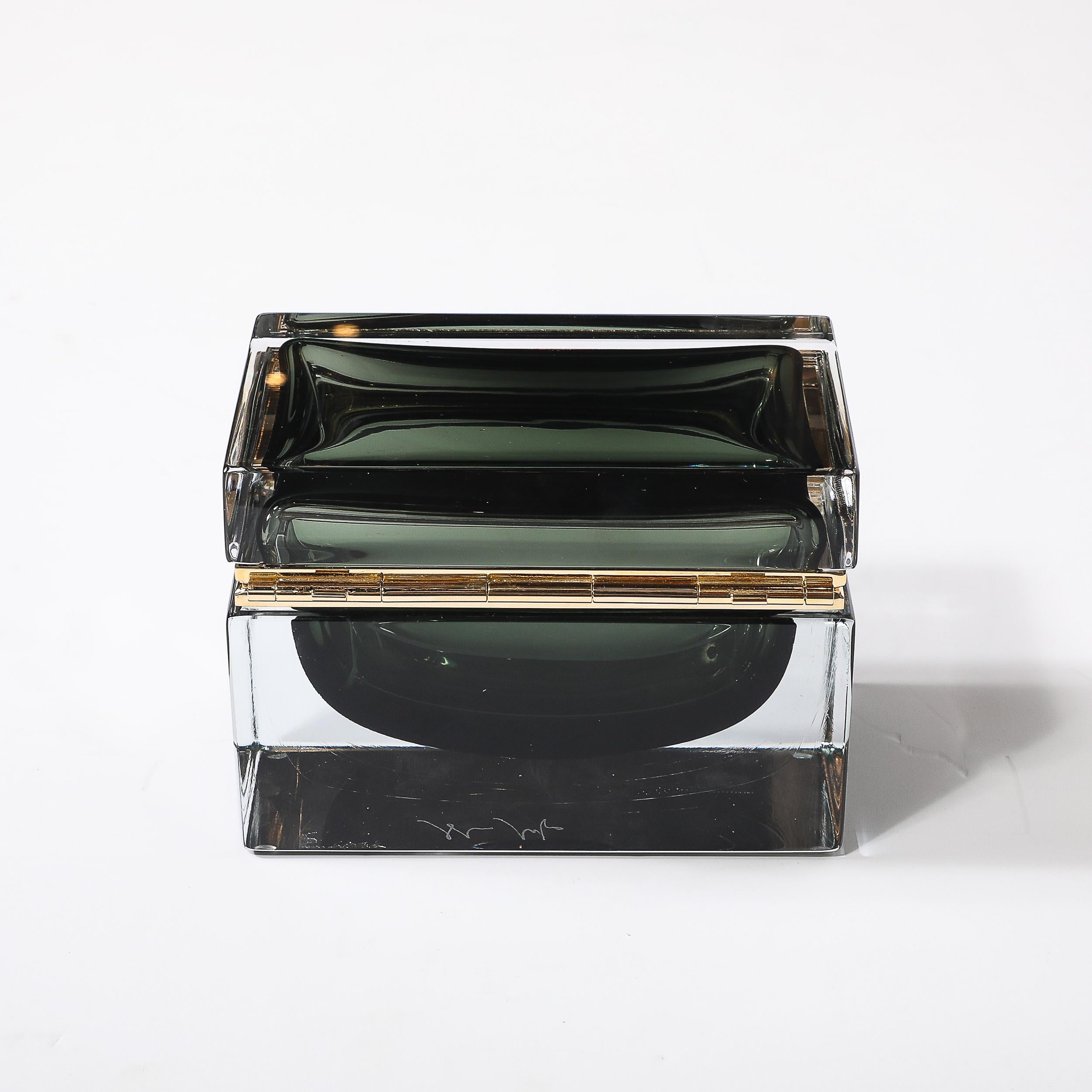 Scatola modernista in vetro di Murano soffiato a mano in Oliver  Verde con raccordi in ottone lucido in vendita 1