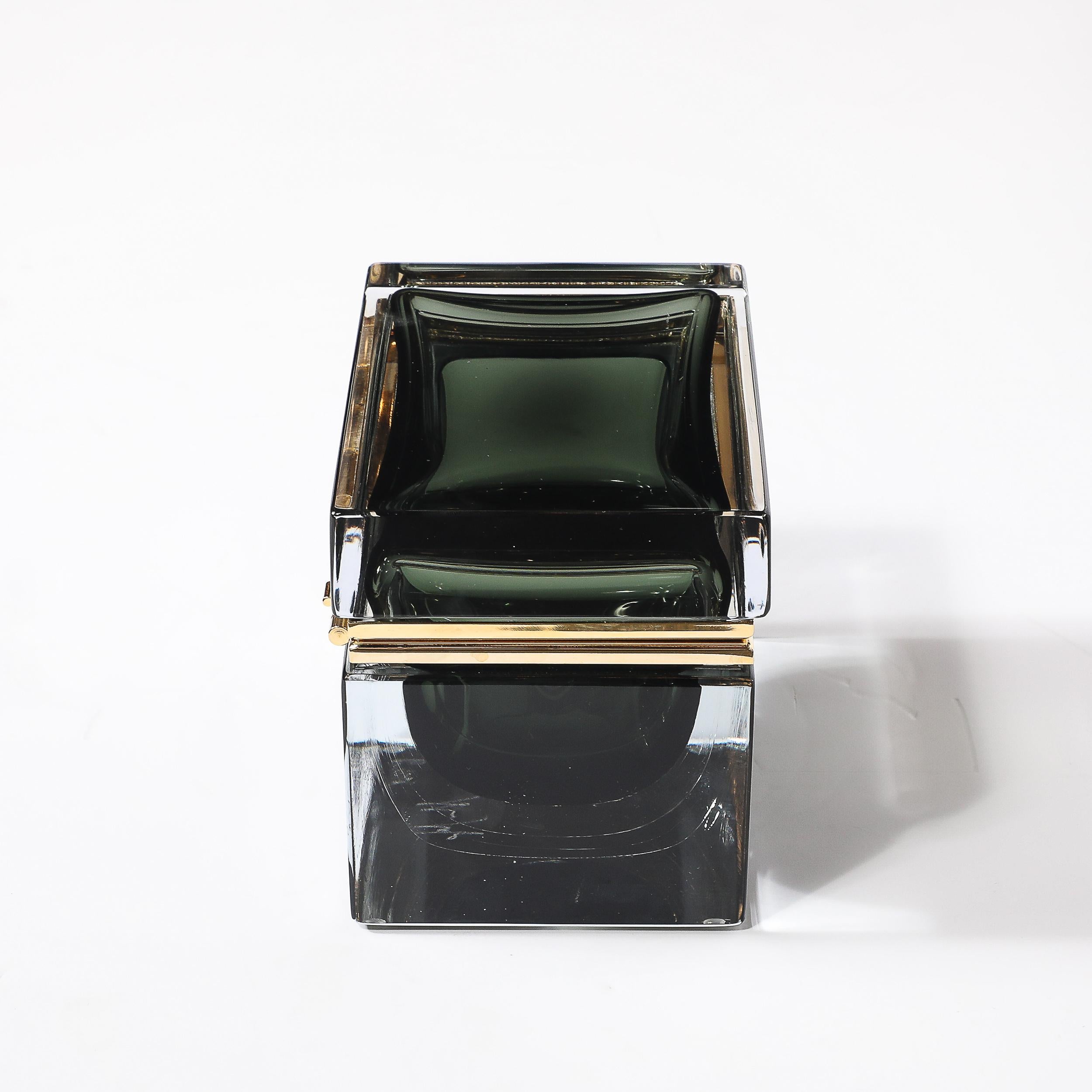 Scatola modernista in vetro di Murano soffiato a mano in Oliver  Verde con raccordi in ottone lucido in vendita 2