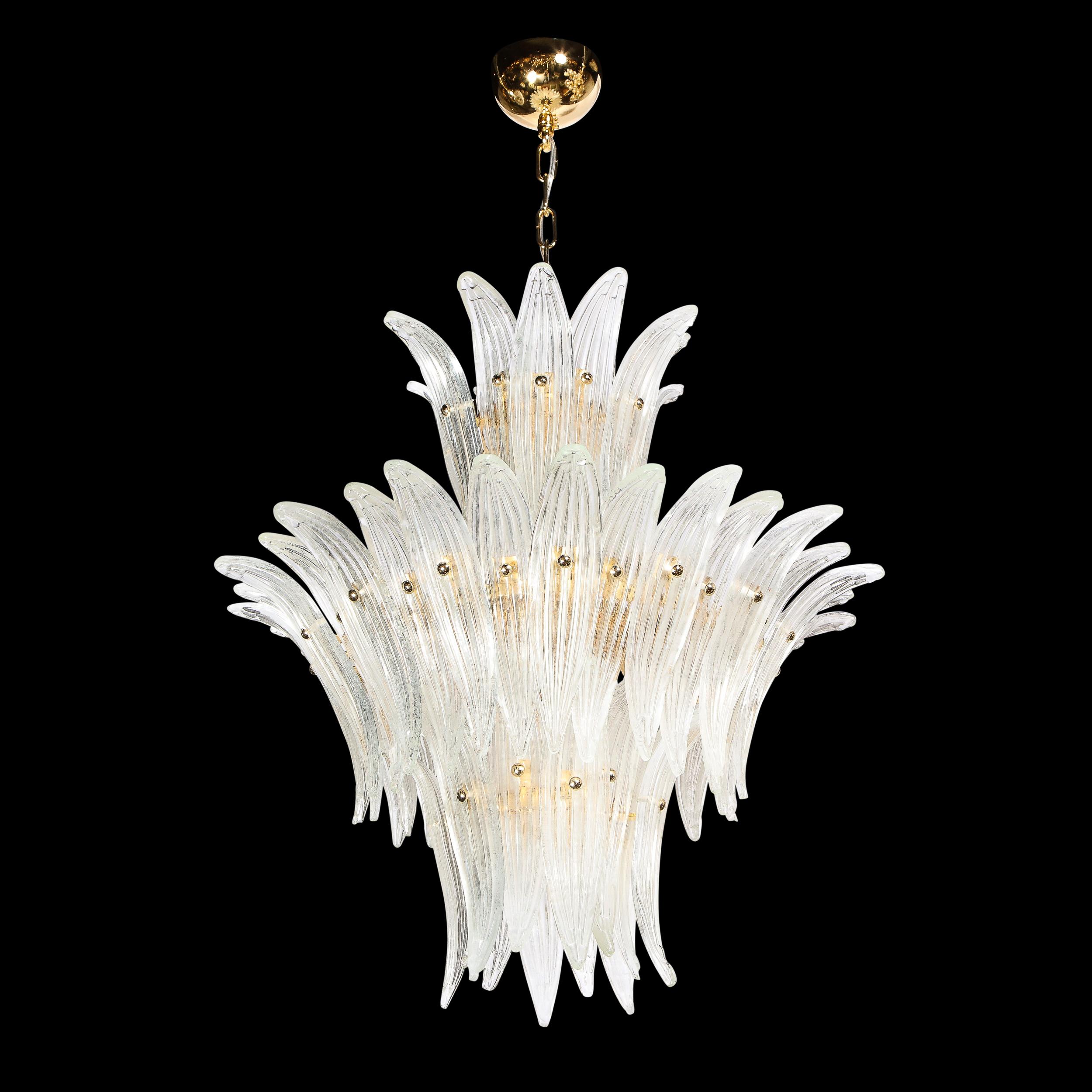 Ce lustre sophistiqué en verre moderniste a été réalisé à Murano, en Italie, l'île située au large de Venise et réputée depuis des siècles pour sa production de verre de qualité supérieure. Elle présente un corps rappelant les feuilles de palmier et