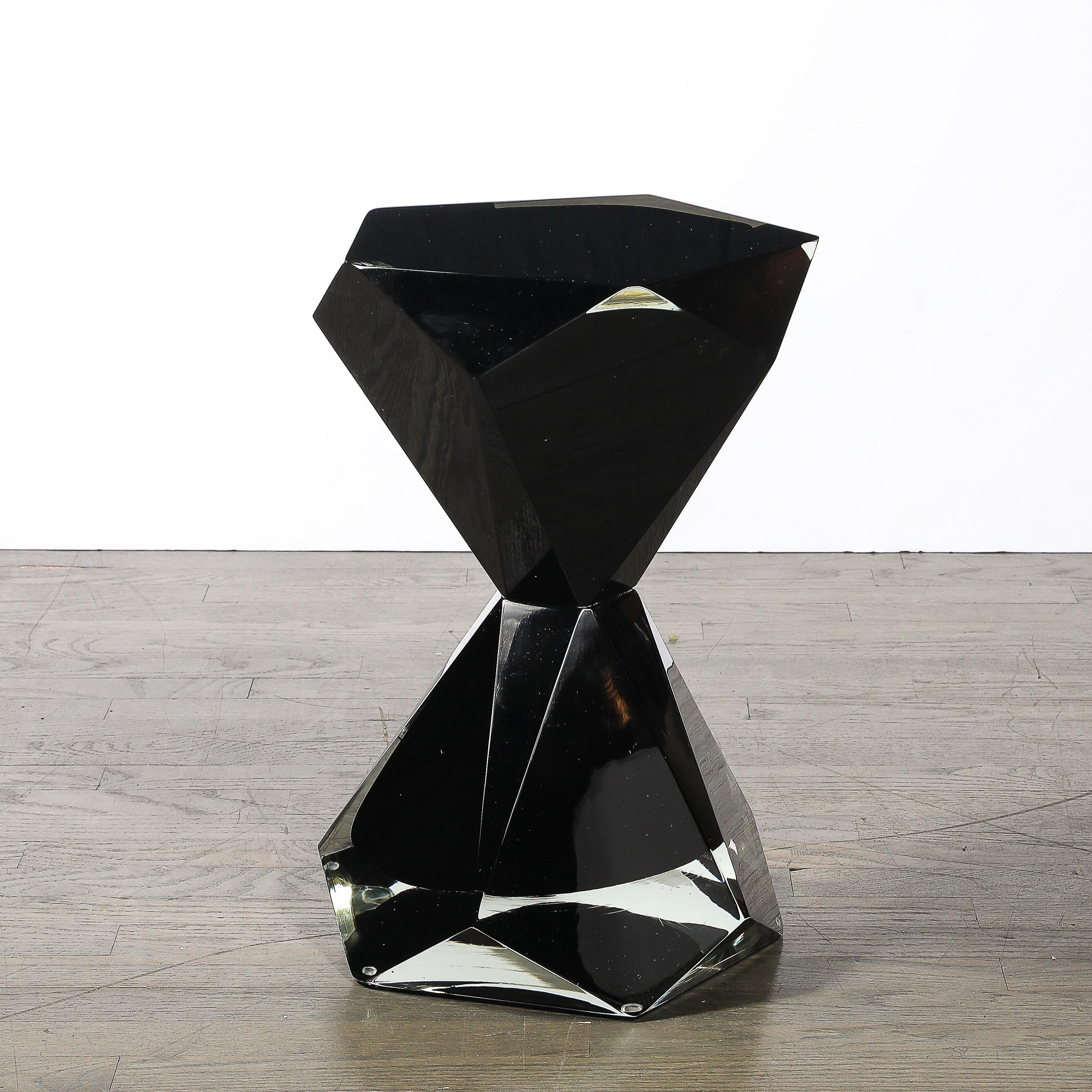Cette étonnante table d'appoint moderniste met en valeur l'art exceptionnel de l'artisanat du verre soufflé à la main de Murano. Dotée d'une élégante silhouette en sablier, la table est réalisée en verre noir de jais avec des surfaces à facettes