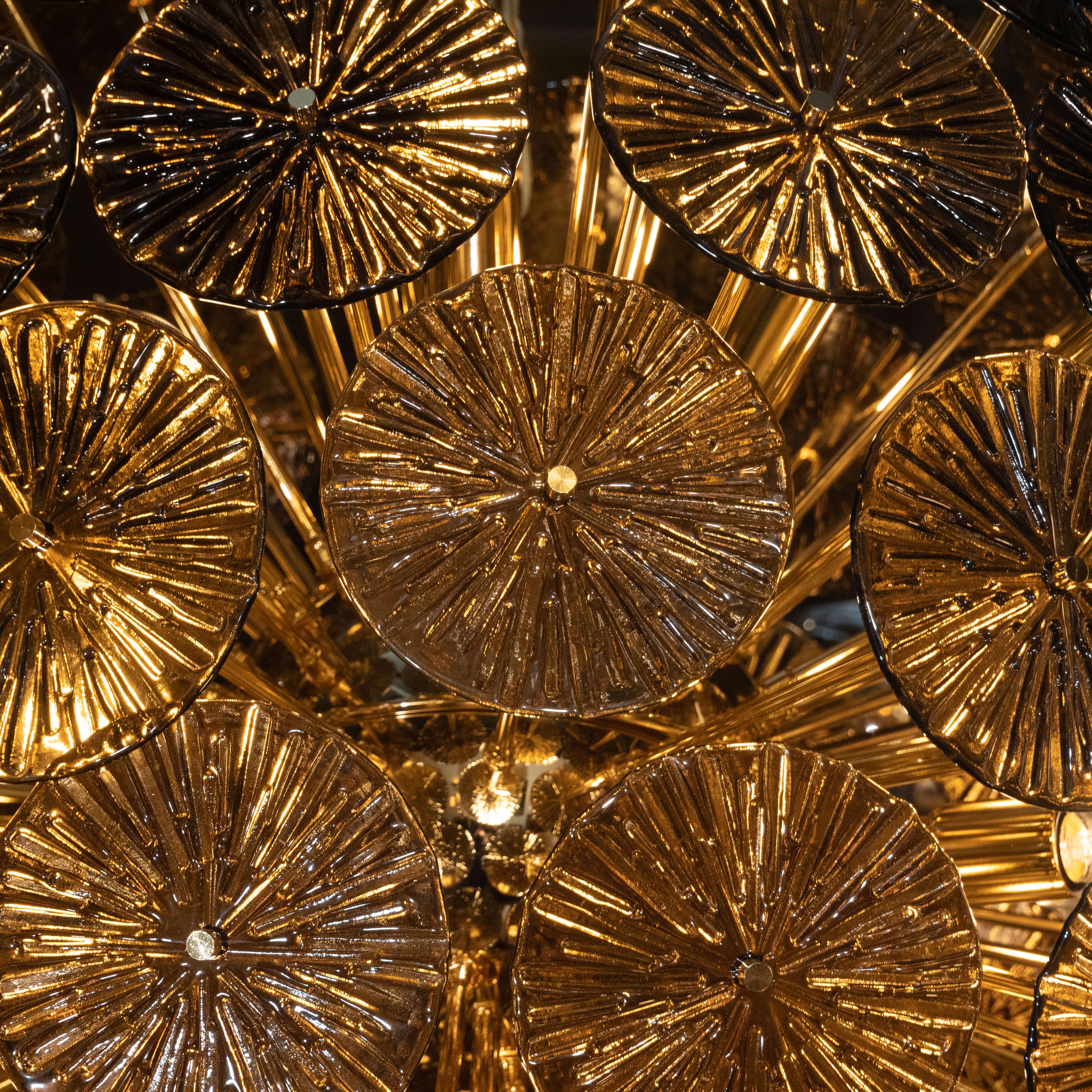 Ce lustre Sputnik graphique et spectaculaire a été soufflé à la main par notre atelier de Murano, en Italie - l'île au large de Venise, réputée depuis des siècles pour sa production de verre exceptionnelle - exclusivement pour nous. Il présente une