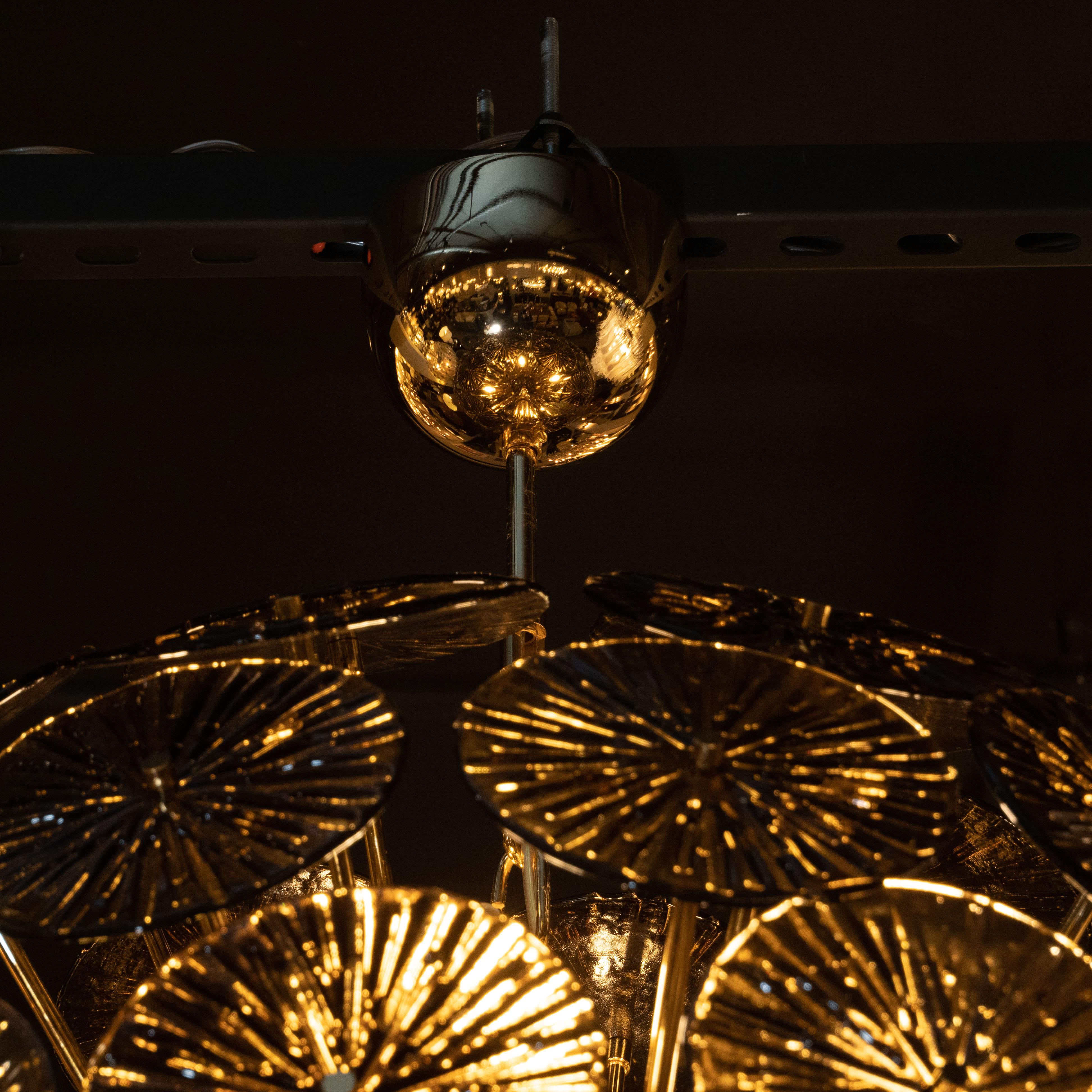 italien Verre moderniste soufflé à la main de Murano en bronze fumé et laiton poli Sputnik en vente