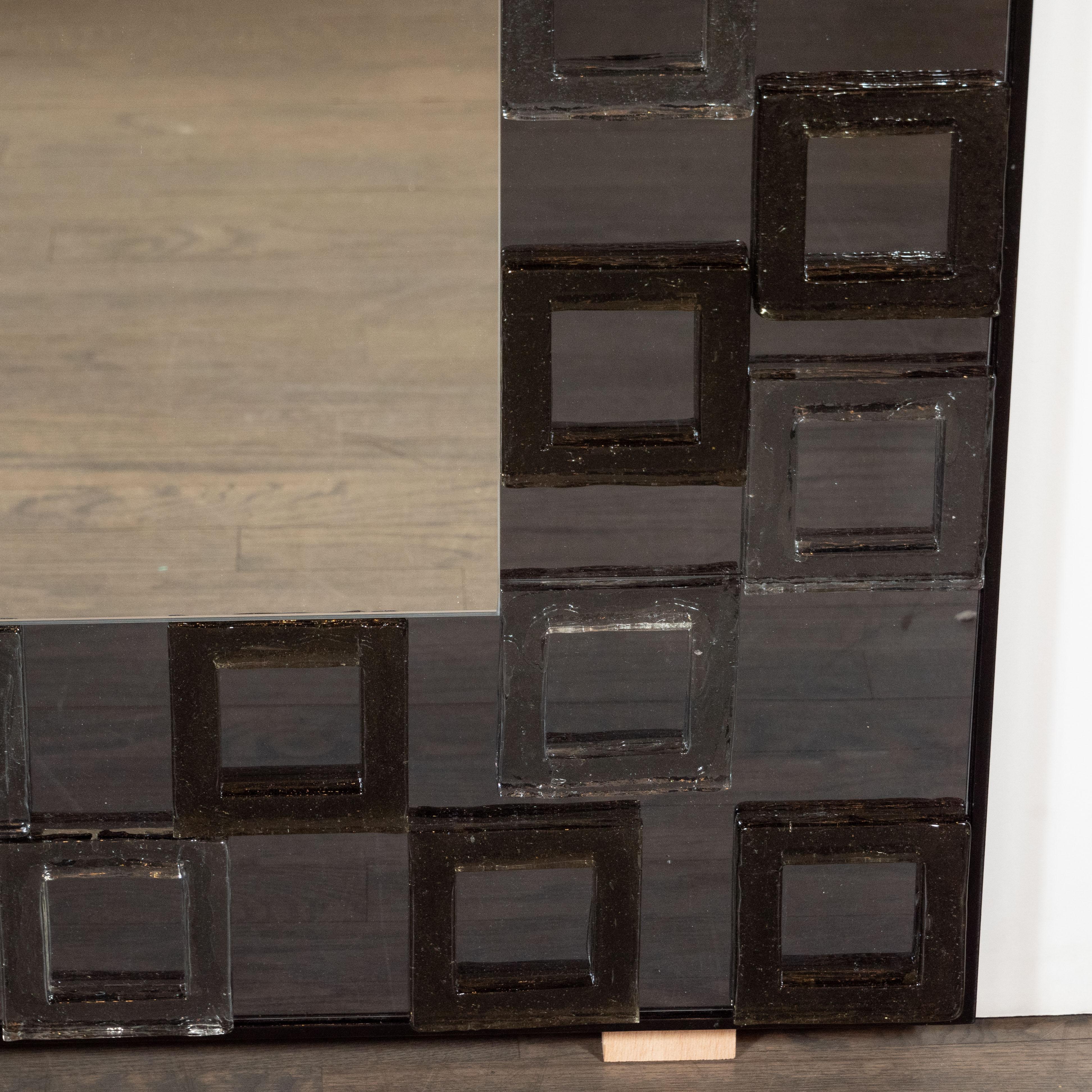 Modernistischer mundgeblasener Murano-Rauchspiegel mit sich wiederholenden quadratischen Motiven (Moderne) im Angebot