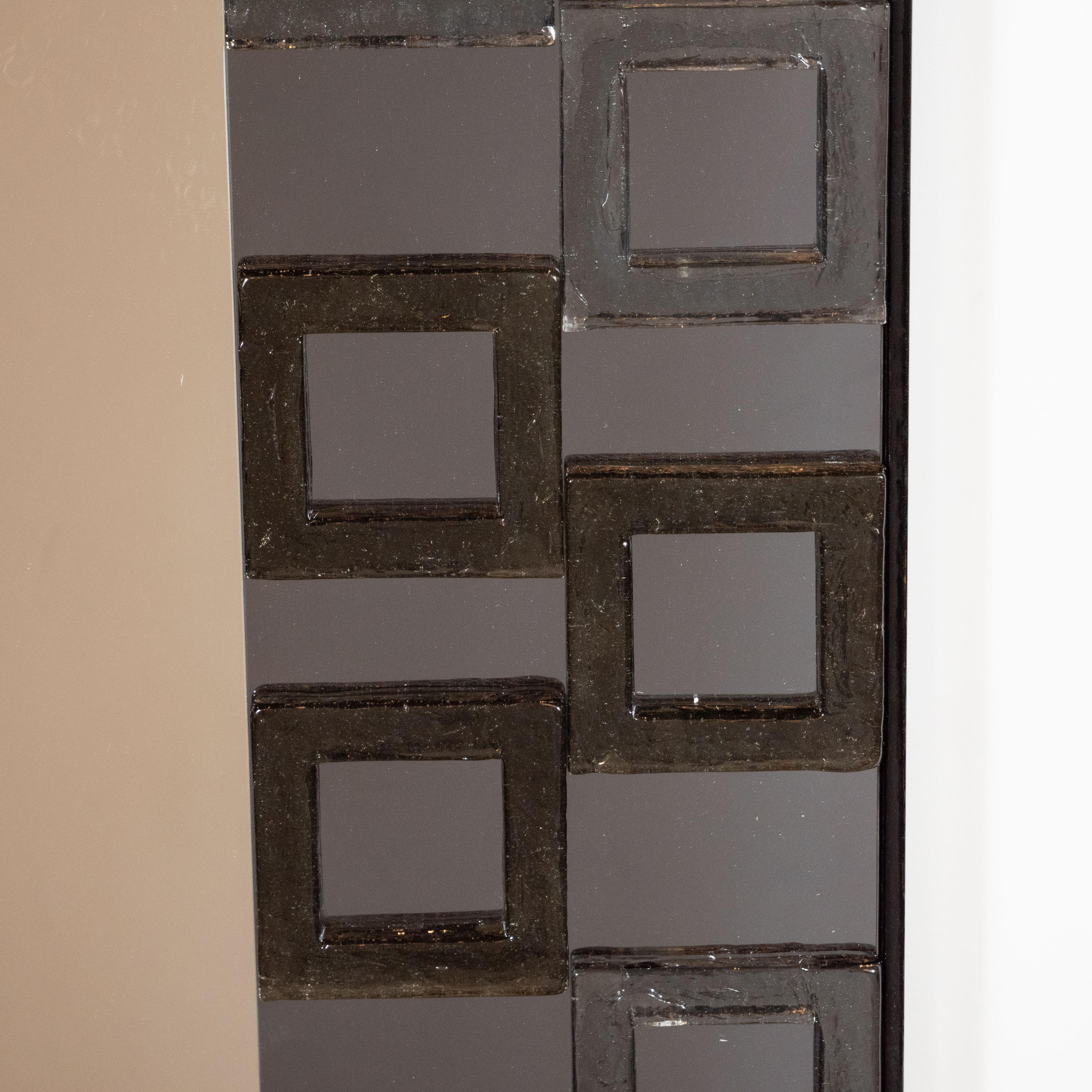 Modernistischer mundgeblasener Murano-Rauchspiegel mit sich wiederholenden quadratischen Motiven (Italienisch) im Angebot
