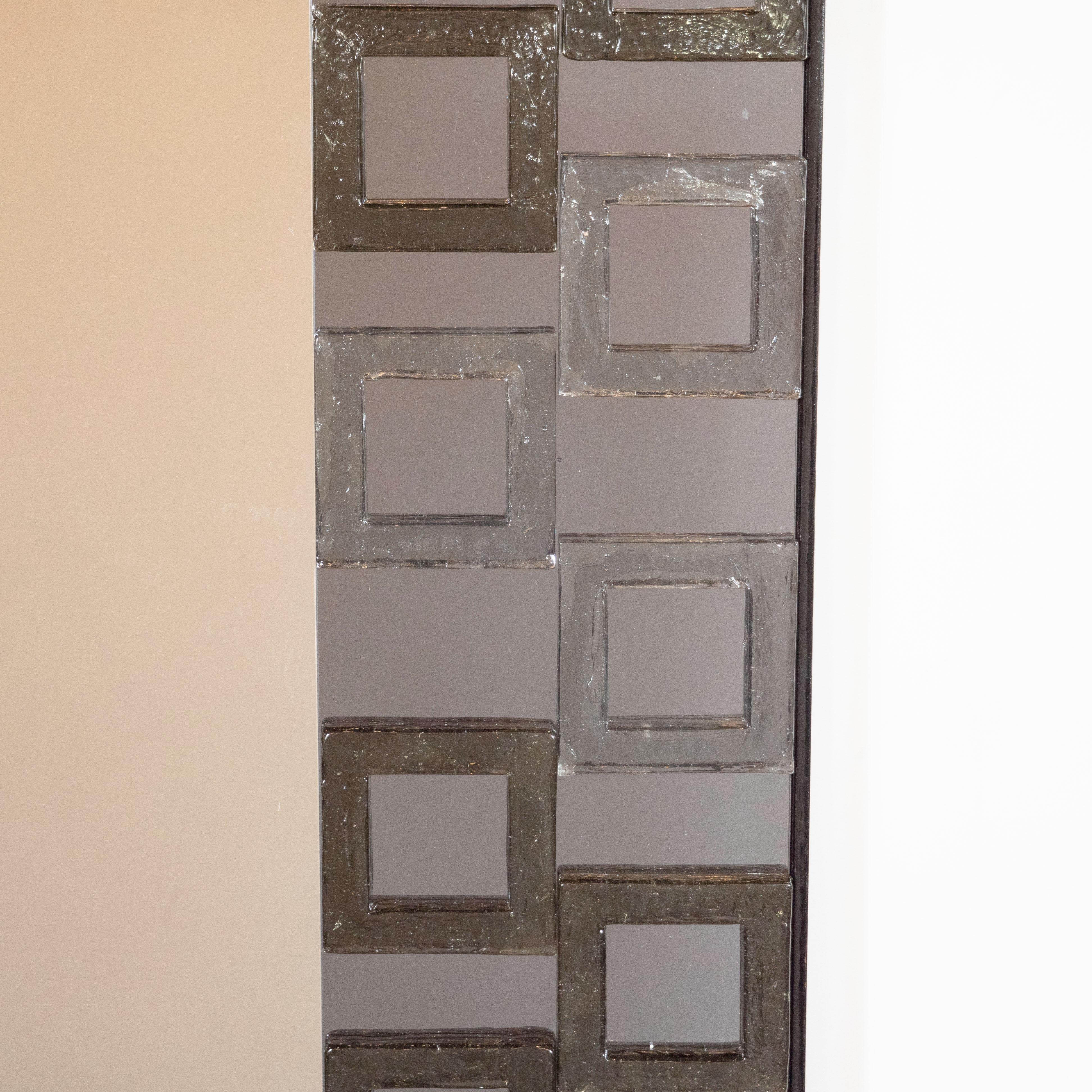 Modernistischer mundgeblasener Murano-Rauchspiegel mit sich wiederholenden quadratischen Motiven im Zustand „Hervorragend“ im Angebot in New York, NY