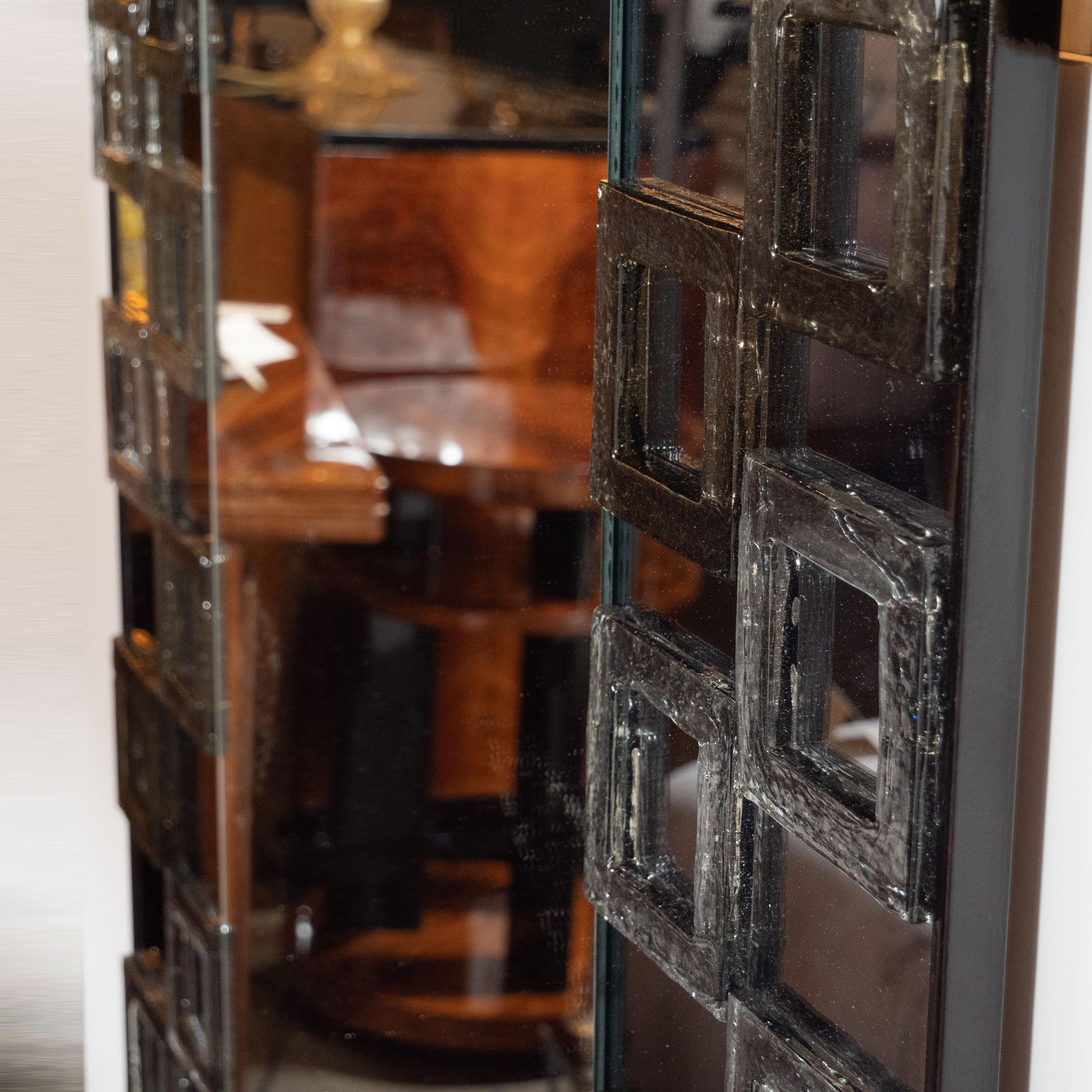 Modernistischer mundgeblasener Murano-Rauchspiegel mit sich wiederholenden quadratischen Motiven (Muranoglas) im Angebot