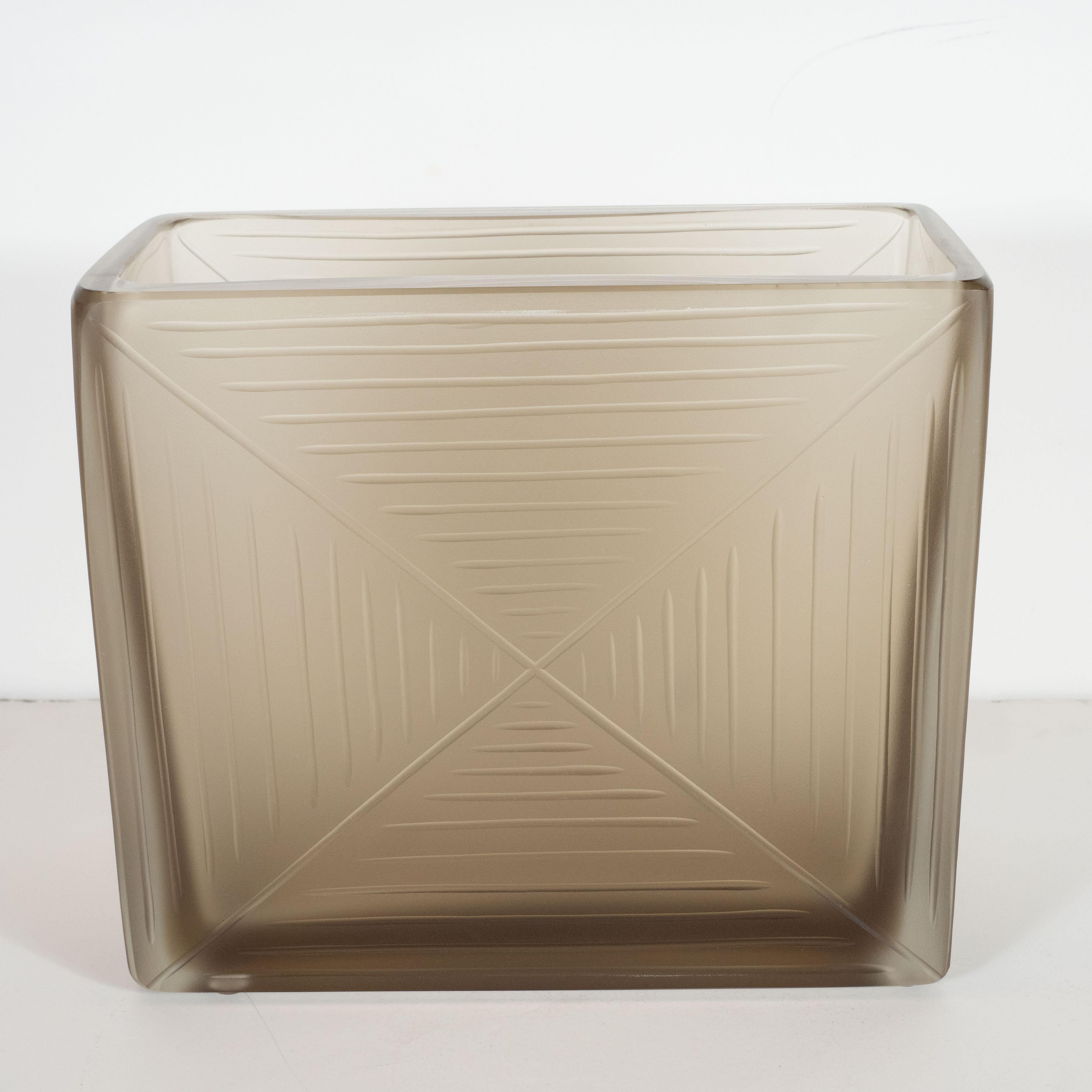 Moderne Vase moderniste en verre de Murano soufflé à la main, de couleur topaze fumée, avec détails en relief en vente