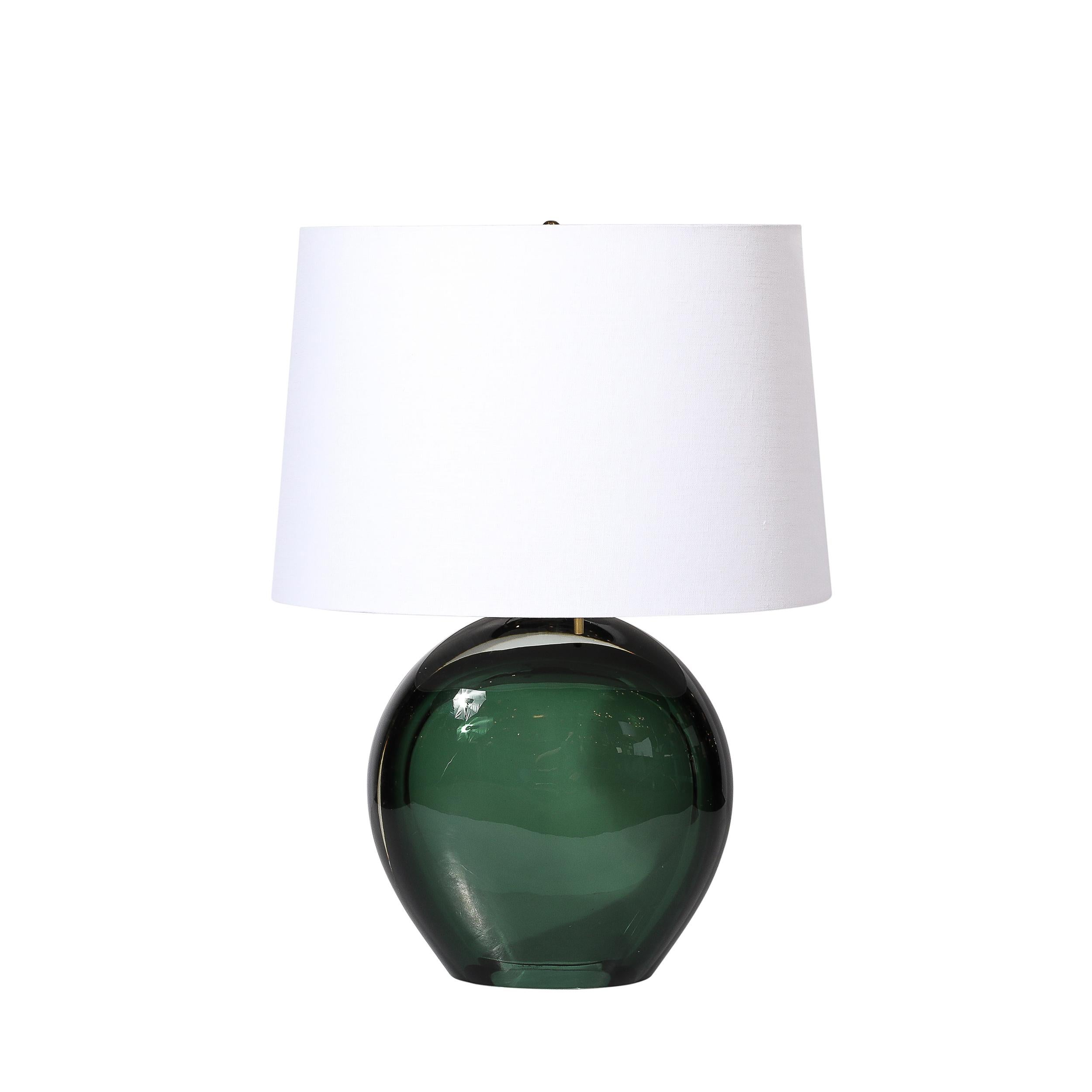 Esta impresionante Pareja de Lámparas de Mesa Modernistas de Cristal de Murano Soplado a Mano Verde Viridiana Ahumado con Accesorios de Latón procede de Italia durante el siglo XXI. Estas exquisitas lámparas de mesa combinan el diseño modernista con