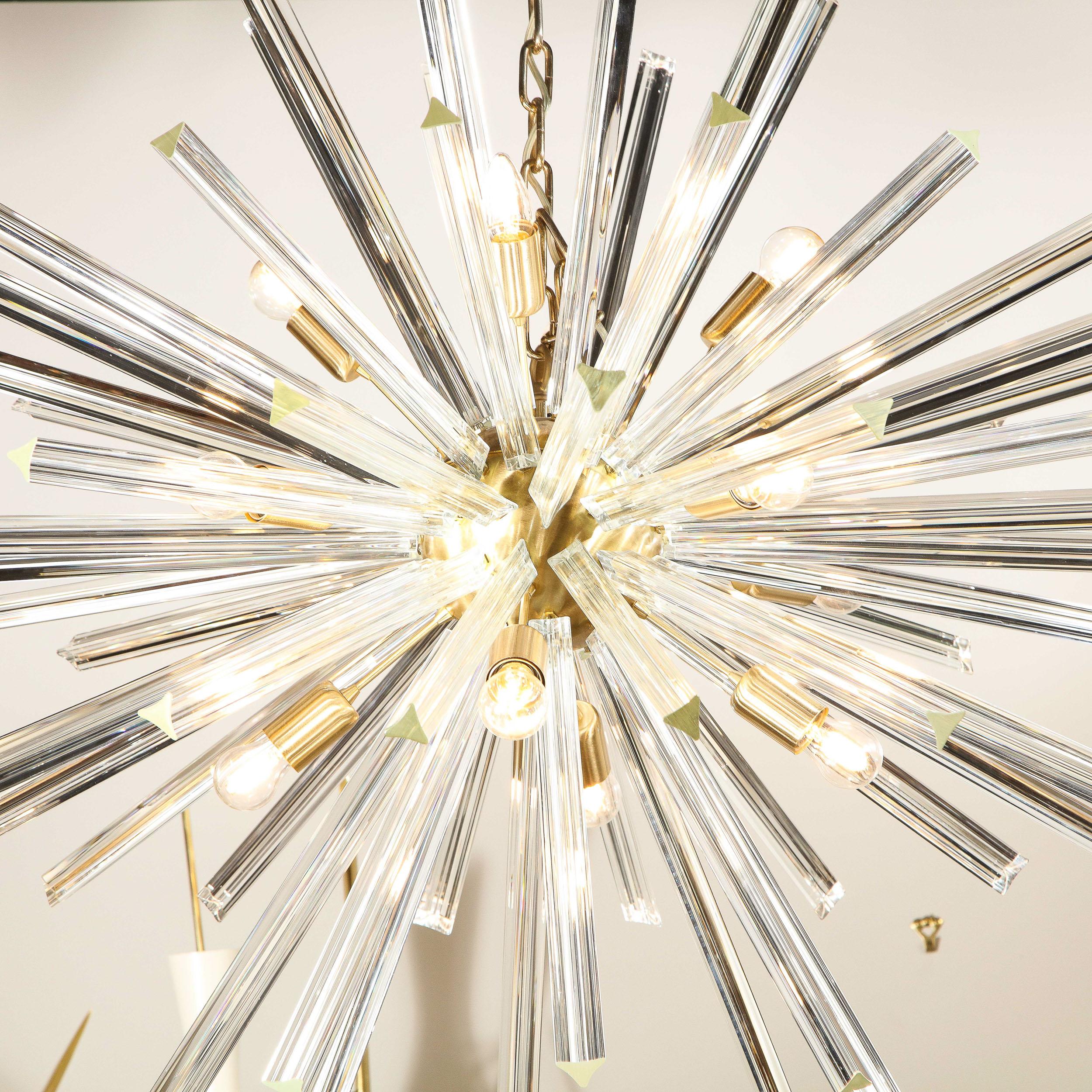 Dieser elegante und grafische Sputnik-Kronleuchter wurde in Murano, Italien, mundgeblasen - der Insel vor der Küste Venedigs, die seit Jahrhunderten für ihre herausragende Glasproduktion bekannt ist. Er besteht aus einer kugelförmigen zentralen