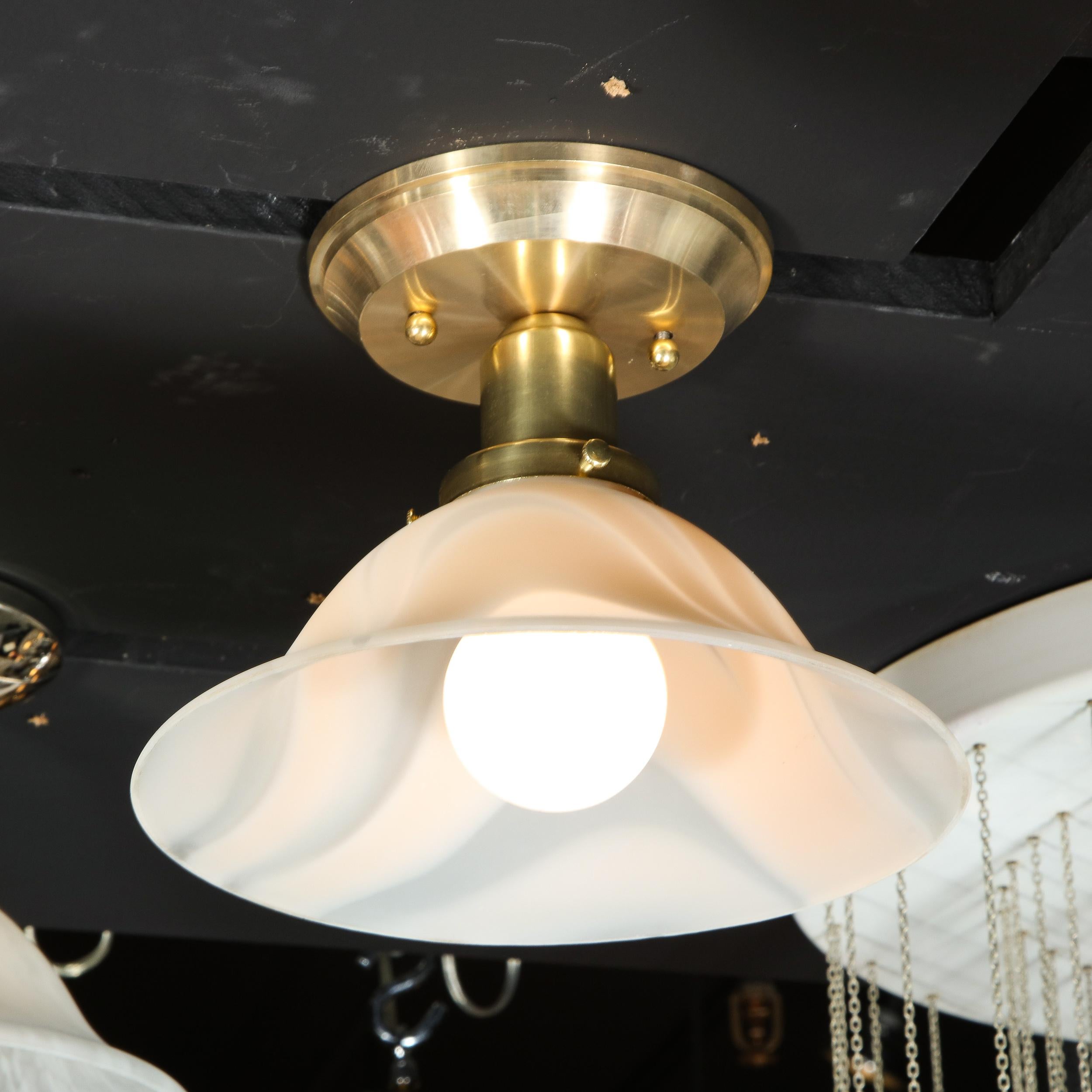 Handgeblasenes, weißes, wirbelndes Muranoglas, modernistische Einbaubeleuchtung mit Messingbeschlägen im Zustand „Hervorragend“ im Angebot in New York, NY