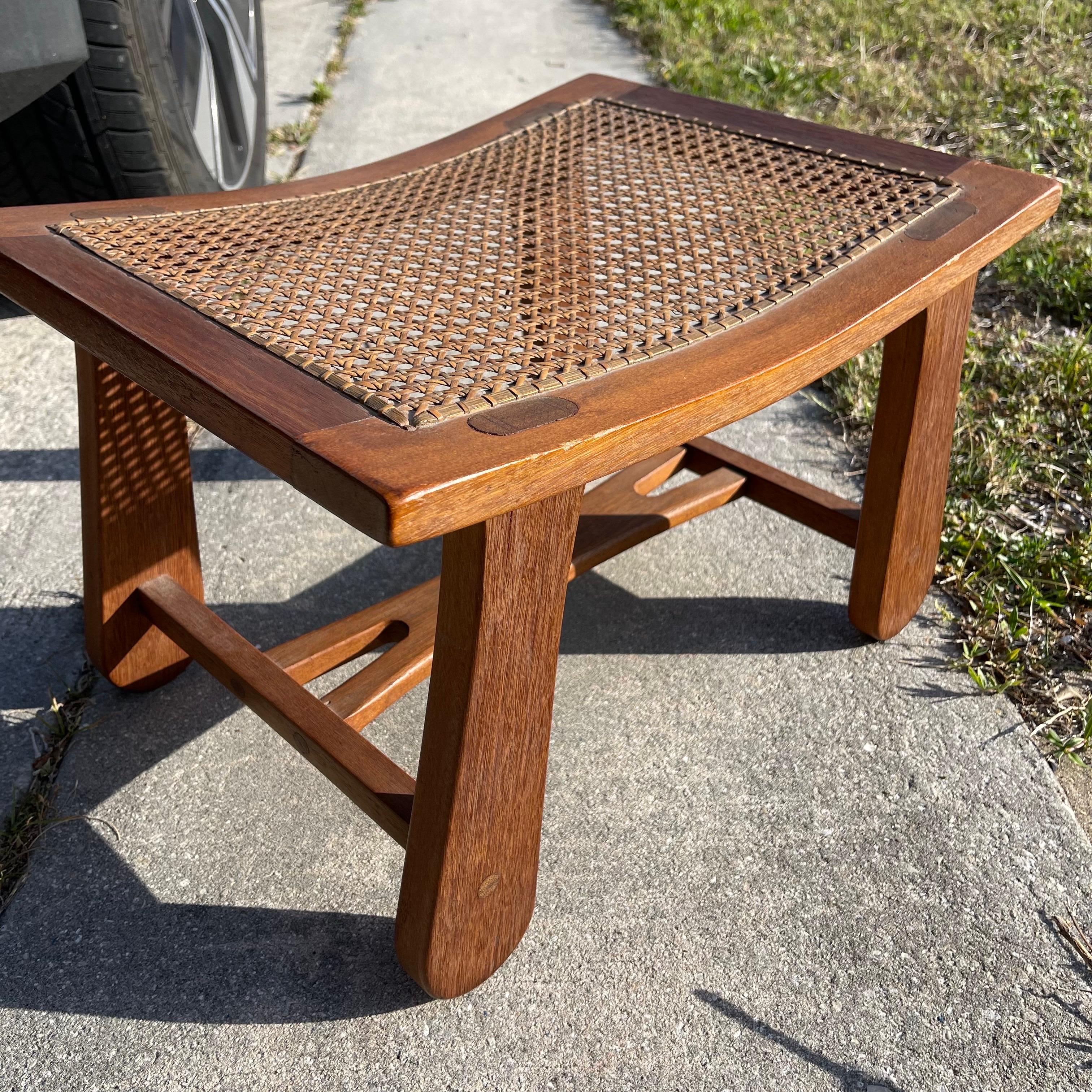 Taburete Bajo de Teca y Caña Hecho a Mano Modernista Pies Taburete Otomano siglo XX en venta