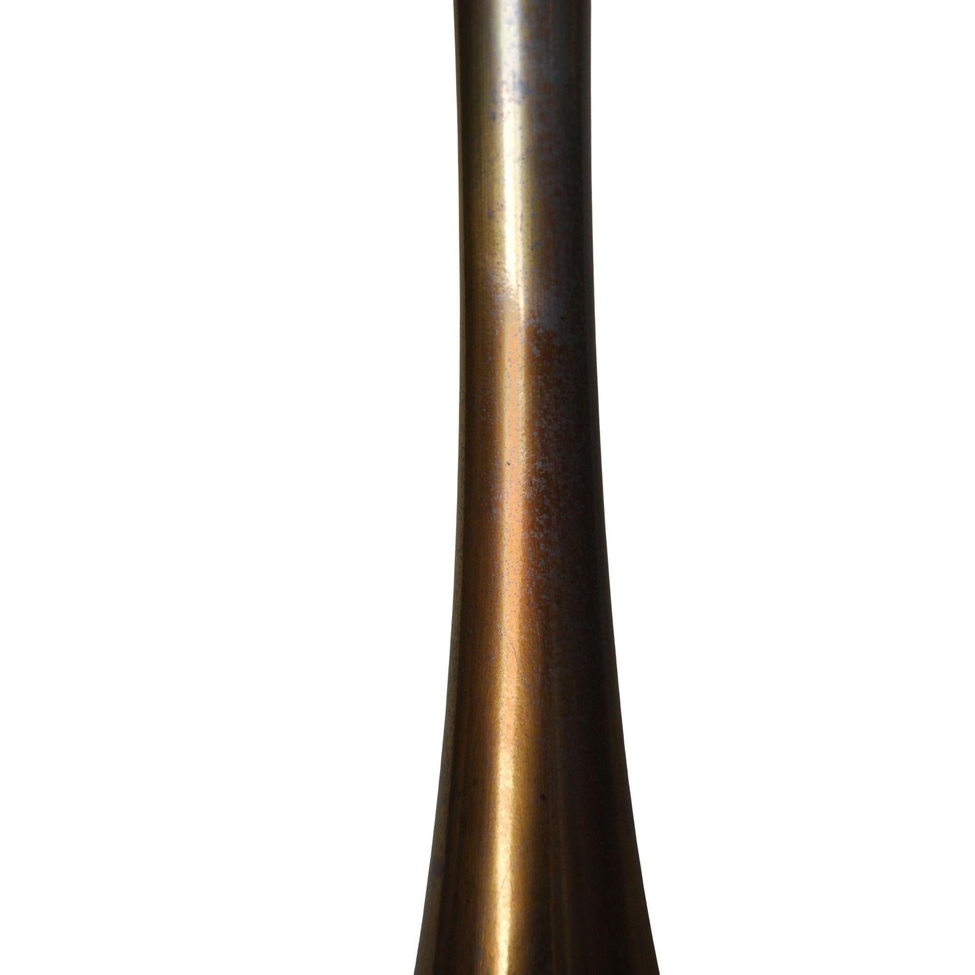 Modernistische skulpturale Tischlampe in Harfenform aus Nussbaum und Messing, Paar im Zustand „Hervorragend“ im Angebot in Van Nuys, CA