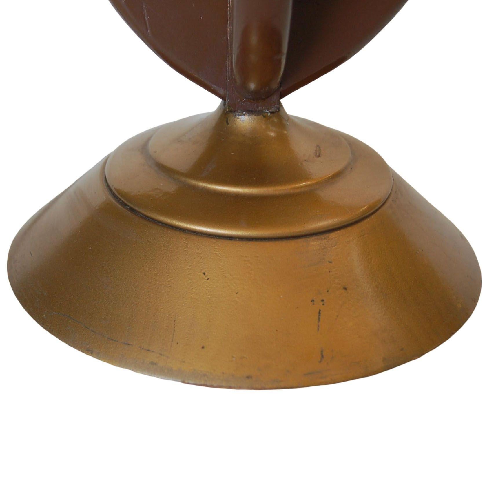 Modernistische skulpturale Tischlampe in Harfenform aus Nussbaum und Messing, Paar (Holz) im Angebot