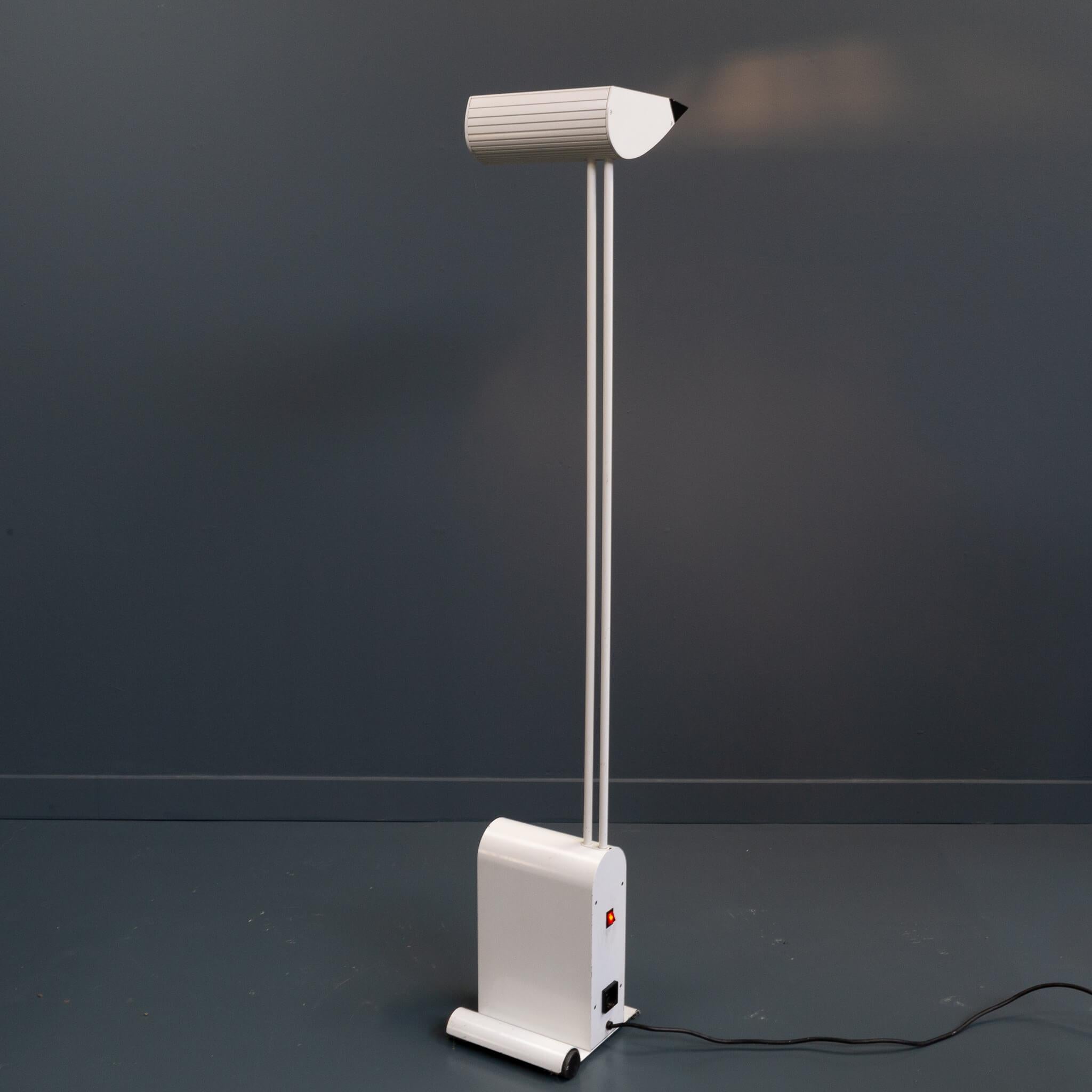 Modernistische Stehleuchte aus weißem Metall von Hartmut Engels für Zumtobel (Postmoderne) im Angebot