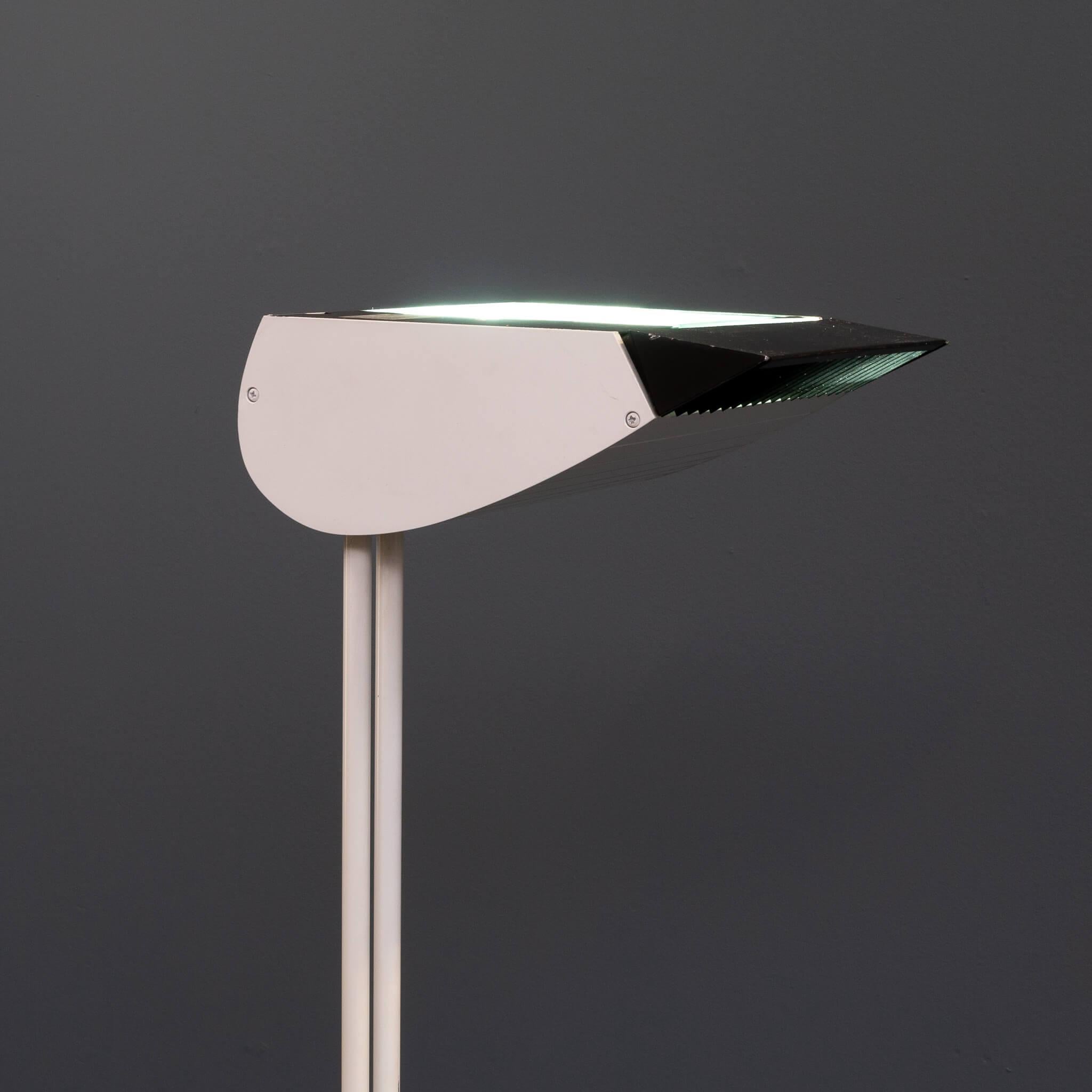 Modernistische Stehleuchte aus weißem Metall von Hartmut Engels für Zumtobel (Ende des 20. Jahrhunderts) im Angebot