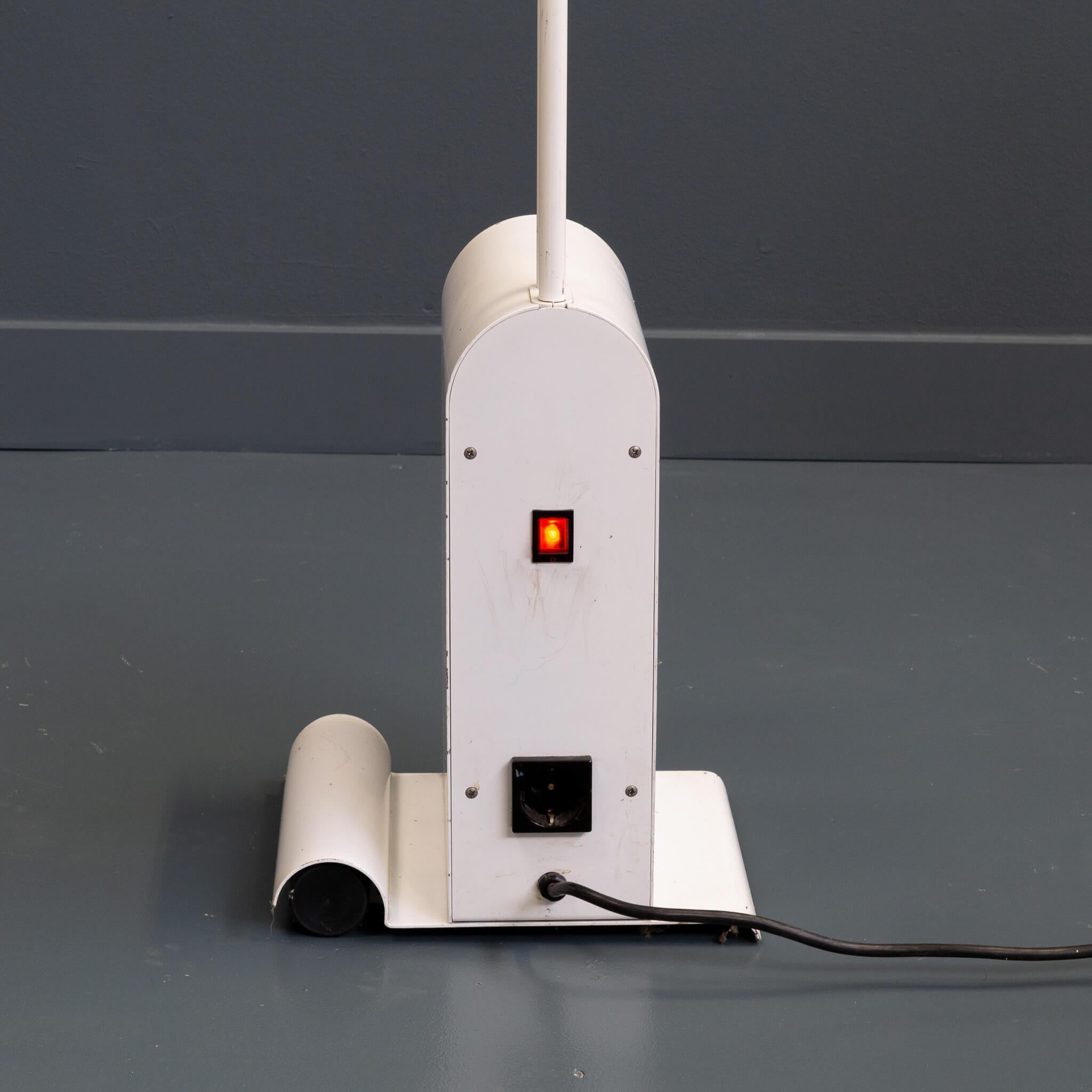 Modernistische Stehleuchte aus weißem Metall von Hartmut Engels für Zumtobel im Angebot 1