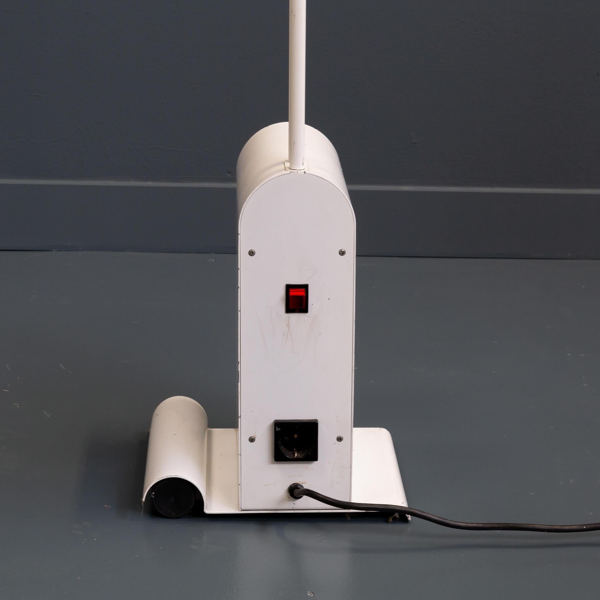 Modernistische Stehleuchte aus weißem Metall von Hartmut Engels für Zumtobel im Angebot 2
