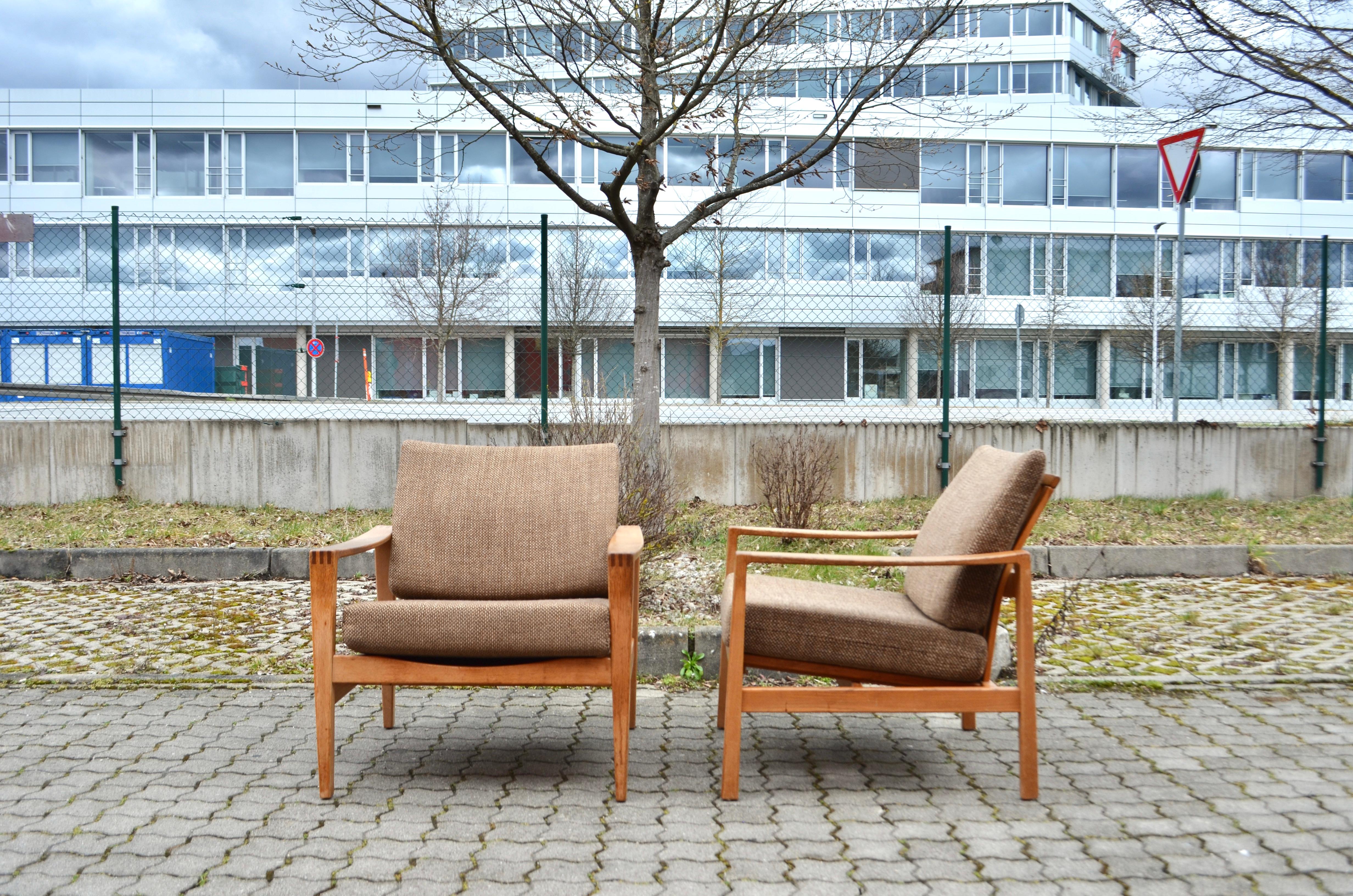 Rare easy lounge chair designed by Hartmut Lohmeyer for Wilkhahn.
Minimalistic Design.
Oak wood and brown wool.
Beautiful Patina on the wood.
A very comfortable seating comfort.
Price per Item
We have 2 matching chairs in stock.
Also the 3
